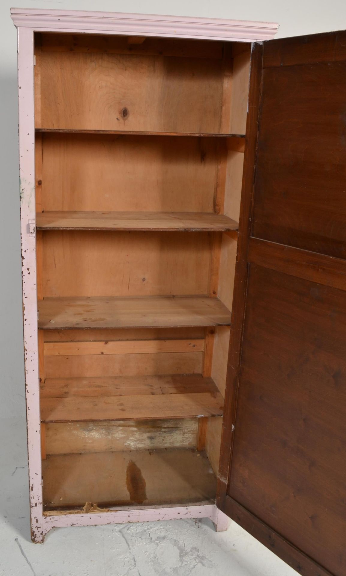 A retro mid century upright painted larder kitchen cupboard. Raised on squared legs with a full - Bild 3 aus 4