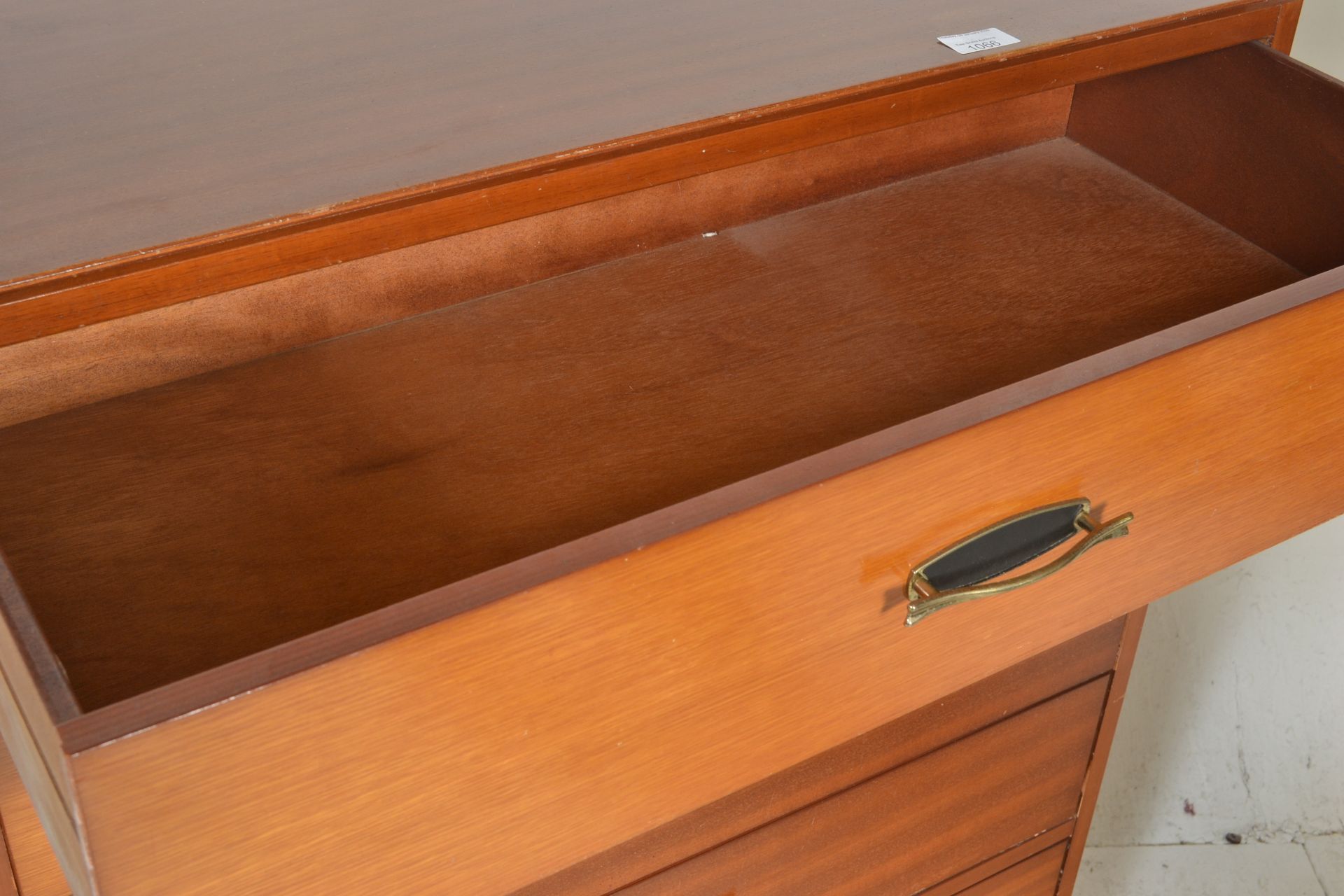 A retro 1950's / mid century teak wood pedestal chest of drawers. Raised on turned legs with a - Bild 4 aus 4