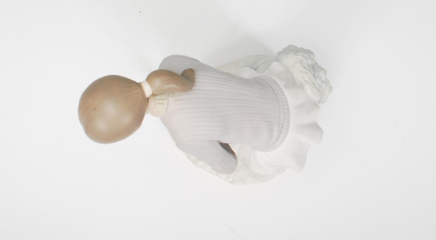 A ceramic Lladro figurine in the form of a lady golfing raised on a naturalistic base. Measures 27cm - Image 5 of 6