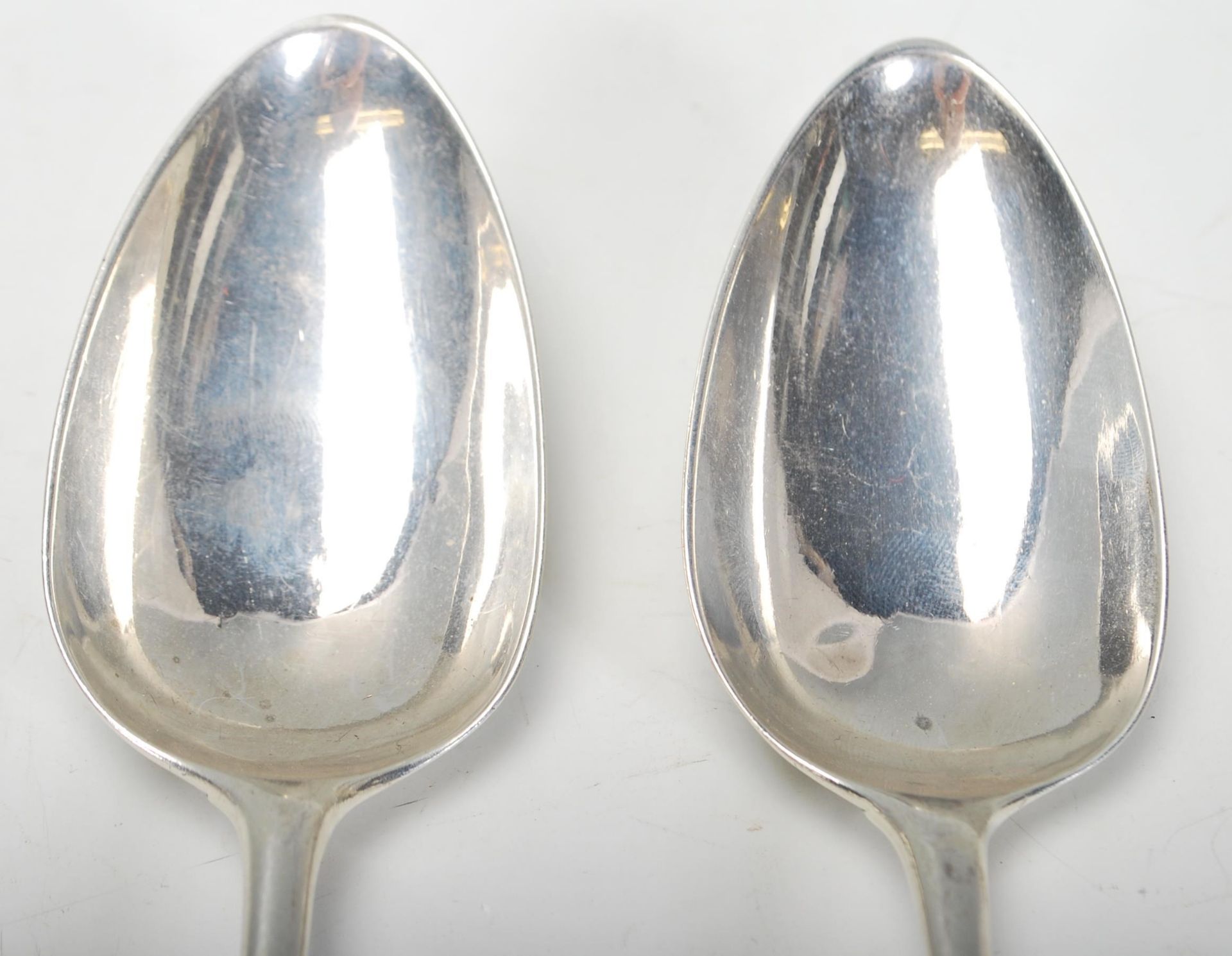 A pair of early 19th Century George III Alice and George Burrows silver hallmarked serving spoons - Bild 2 aus 6
