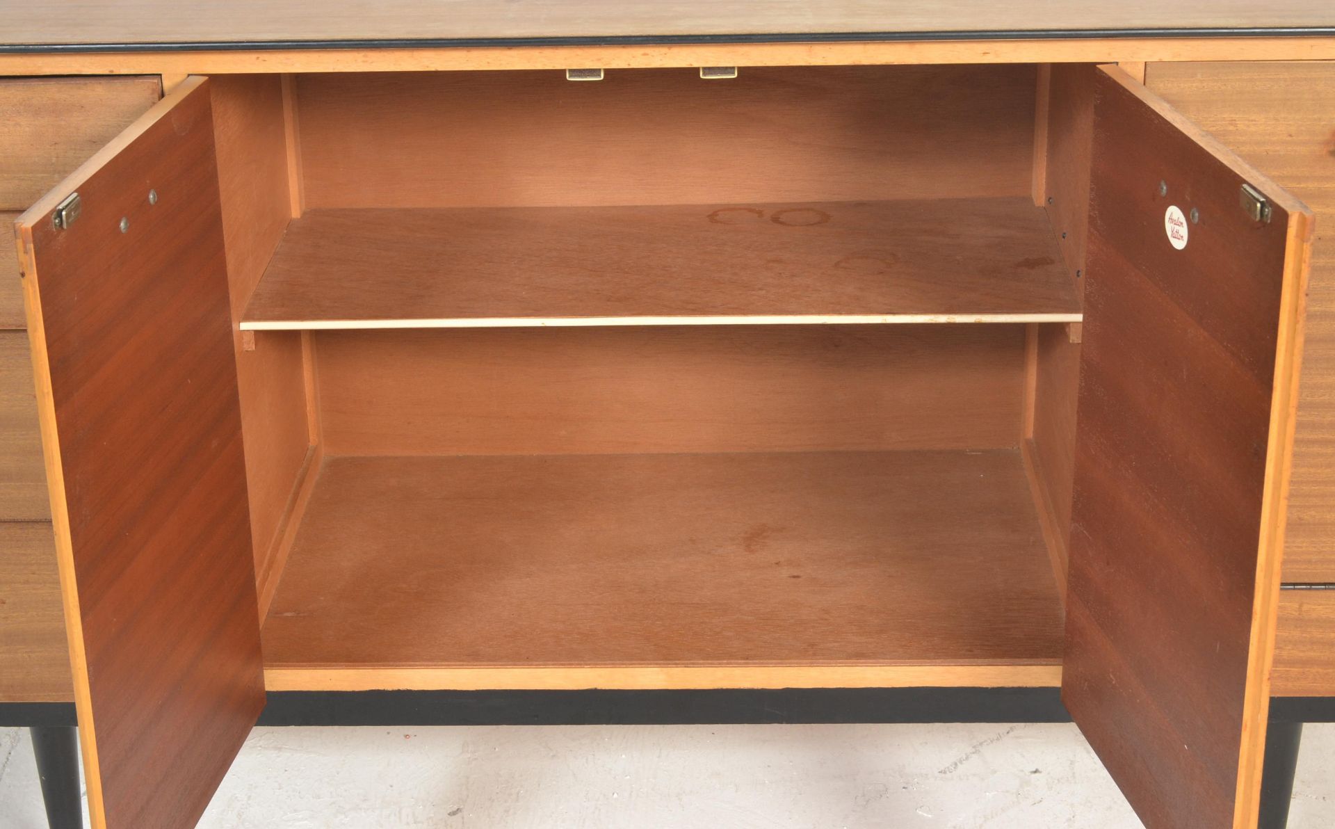 A retro mid century teak wood sideboard credenza being raised on turned legs with a wide body - Bild 7 aus 8