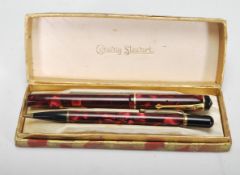 A vintage mid 20th Century two pen set by Conway Stewart with each pen having a burgundy marble