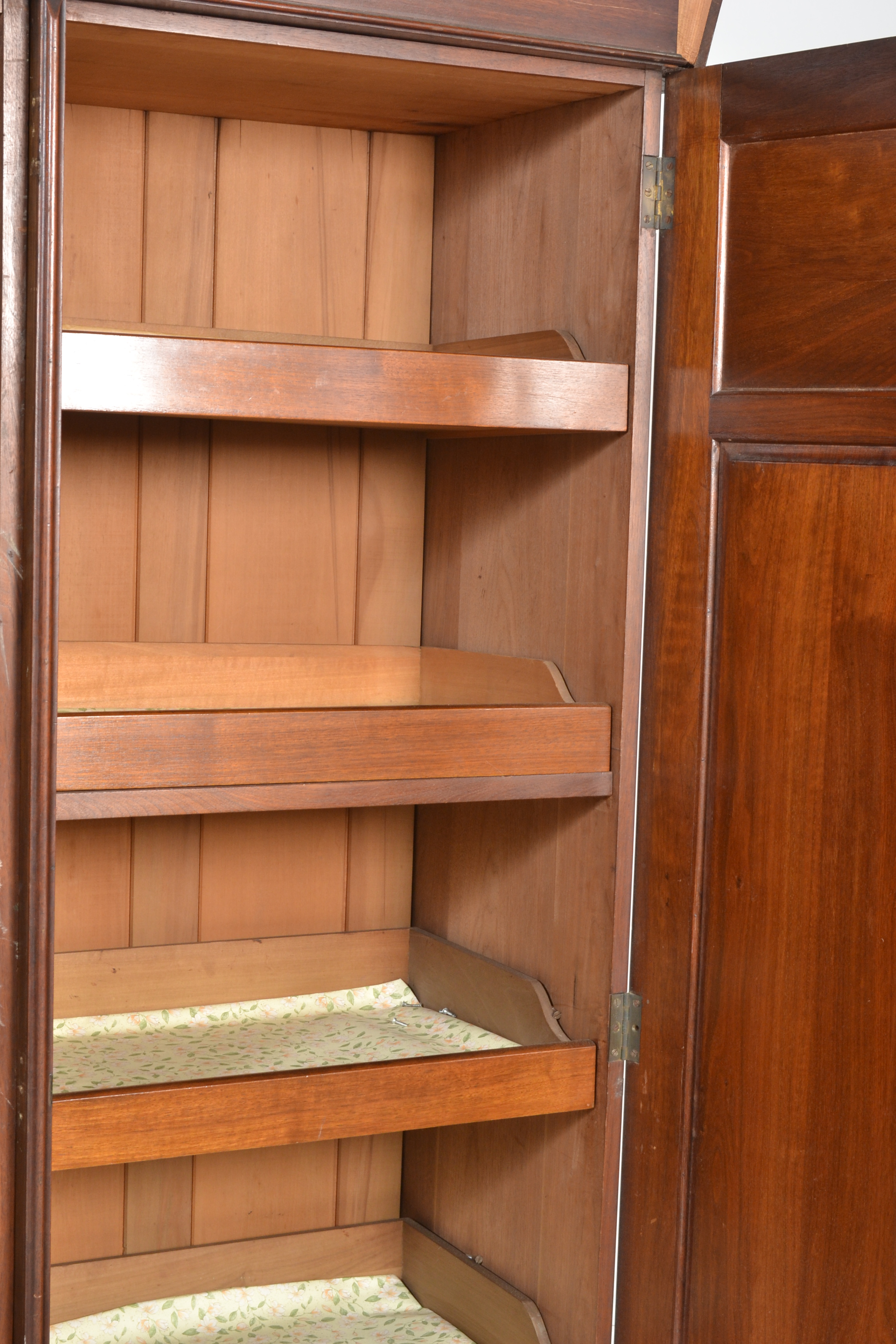 An early 20th Century Edwardian oak triple wardrobe with a central mirrored door flanked by panel - Image 4 of 5