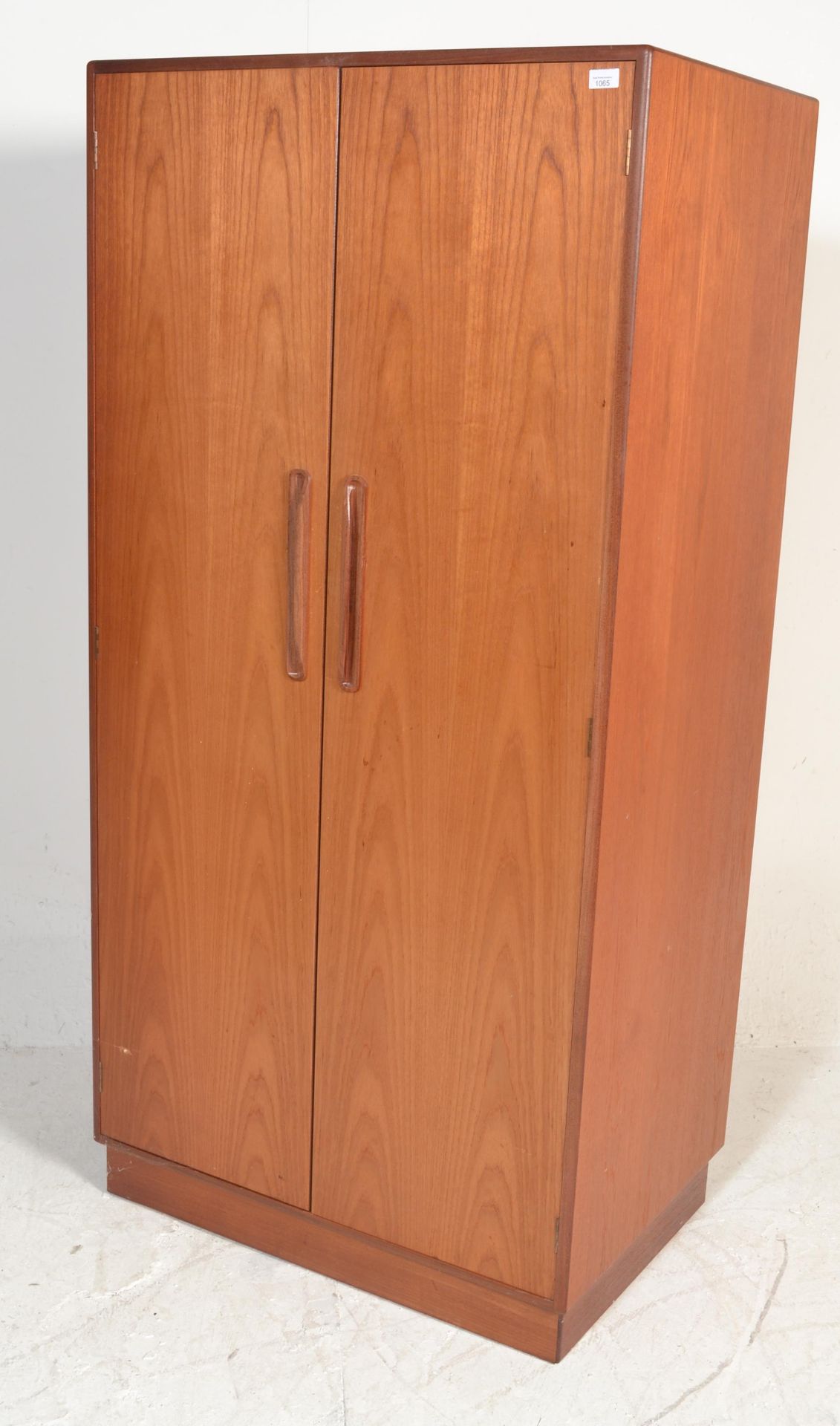 A vintage retro G Plan red label free standing wardrobe having twin doors with lipped and recessed - Bild 6 aus 6