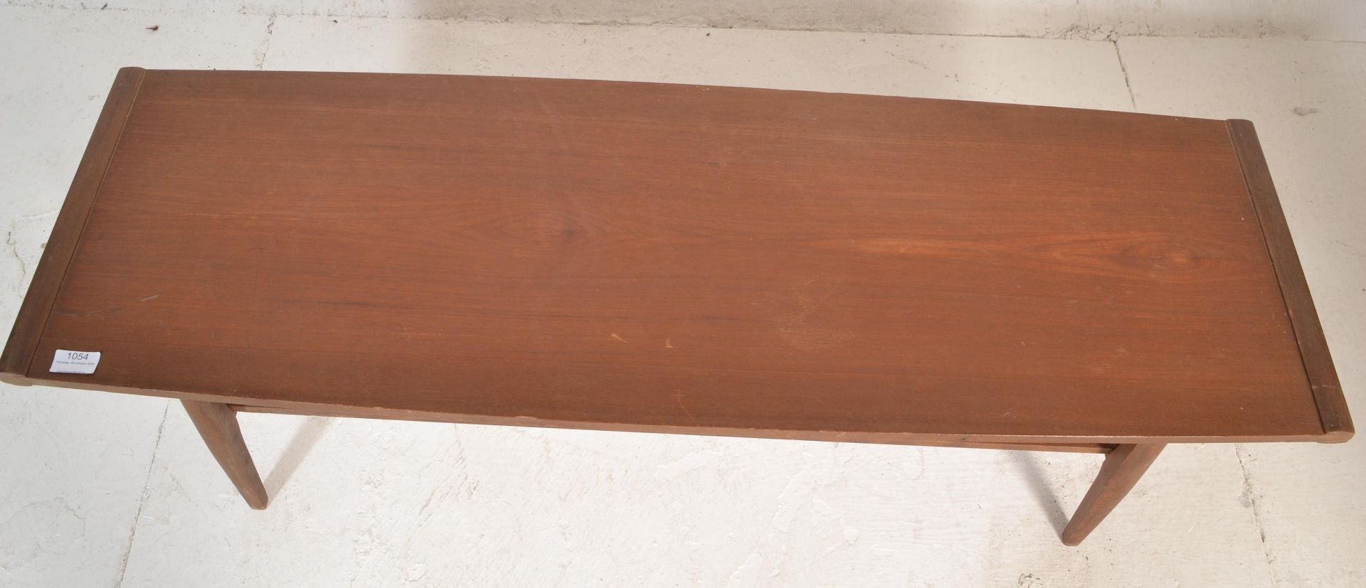 A 1960's retro vintage teak wood long john two tier coffee table having a long rectangular top - Bild 3 aus 4