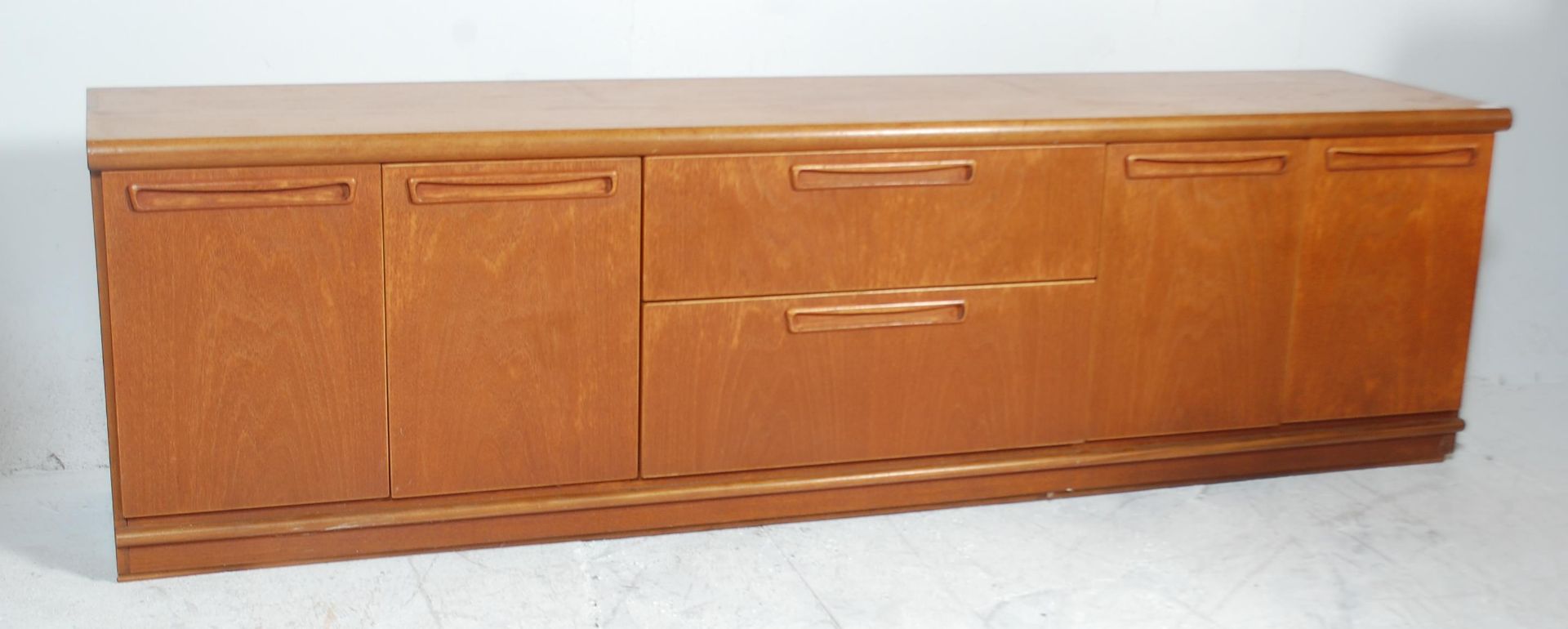 A retro 20th Century teak wood lowboard / sideboard having a configuration of two central drawers - Bild 4 aus 7