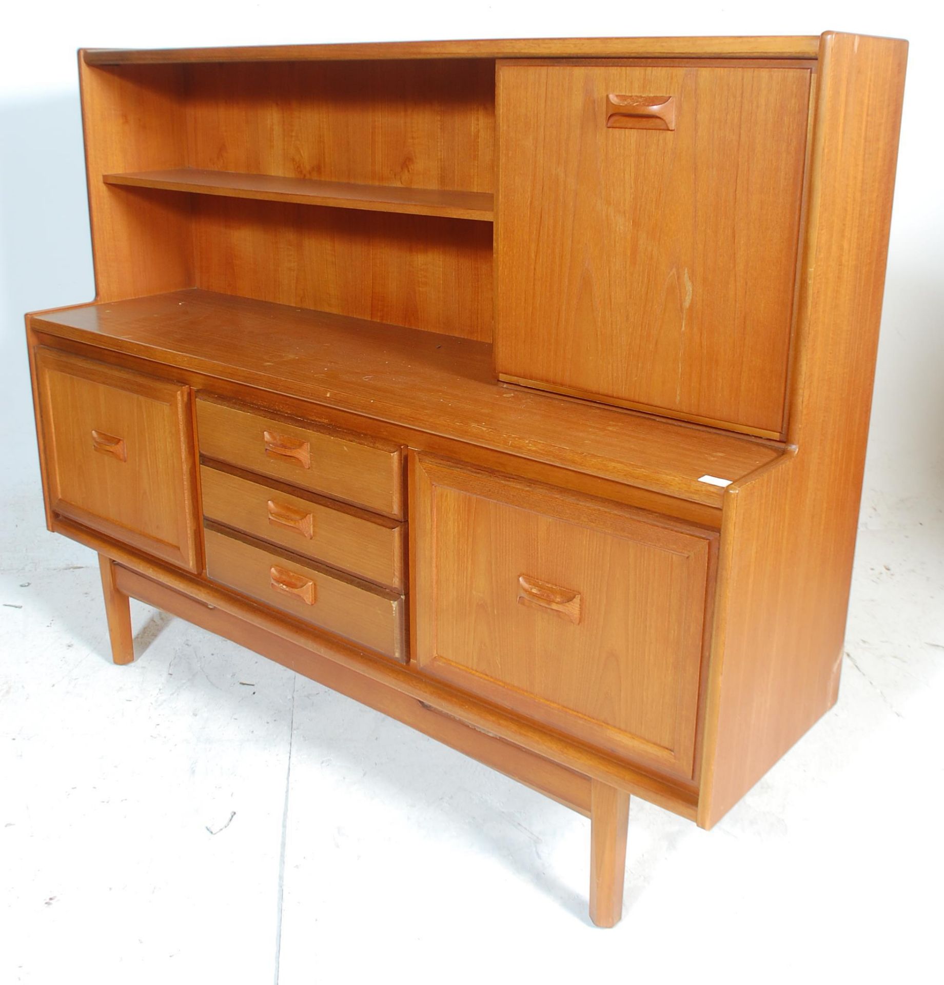 A 20th Century retro teak wood highboard sideboard credenza, having a configuration of three central - Bild 5 aus 5