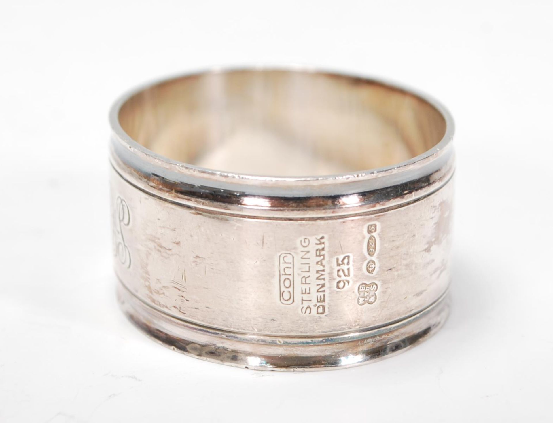 A harlequin set of four silver napkin rings to include an engine turned ring engraved Brian ( - Bild 7 aus 9