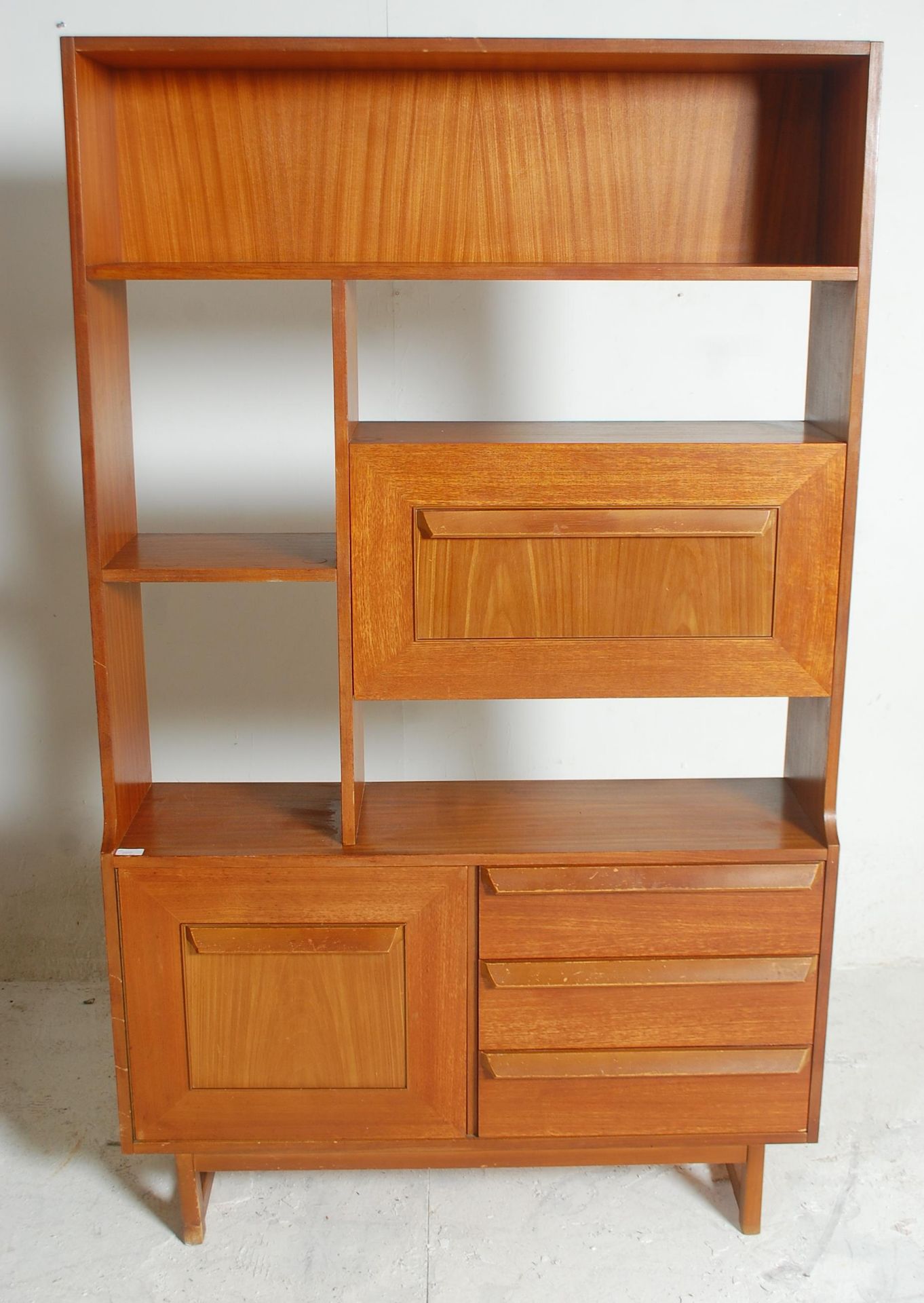 A retro mid 20th Century teak wood room unit having fitted shelves above a configuration of three - Bild 2 aus 5