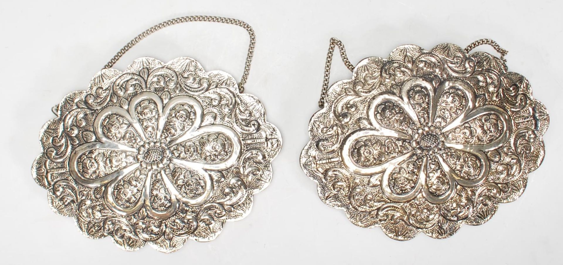A pair of 20th Century 900 silver small wall hanging / dressing table mirrors of oval form, silver - Bild 6 aus 6