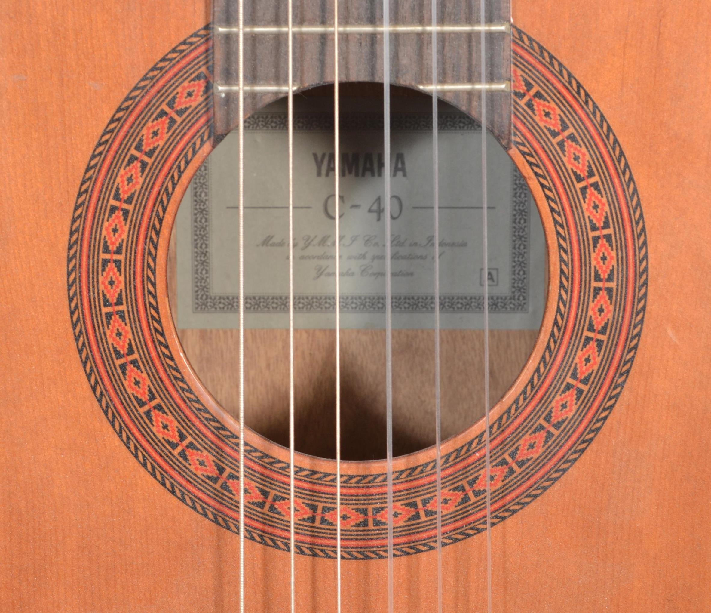 A 20th Century six string acoustic Yamaha C-40 Spanish style guitar, applied paper label to inside. - Image 5 of 6