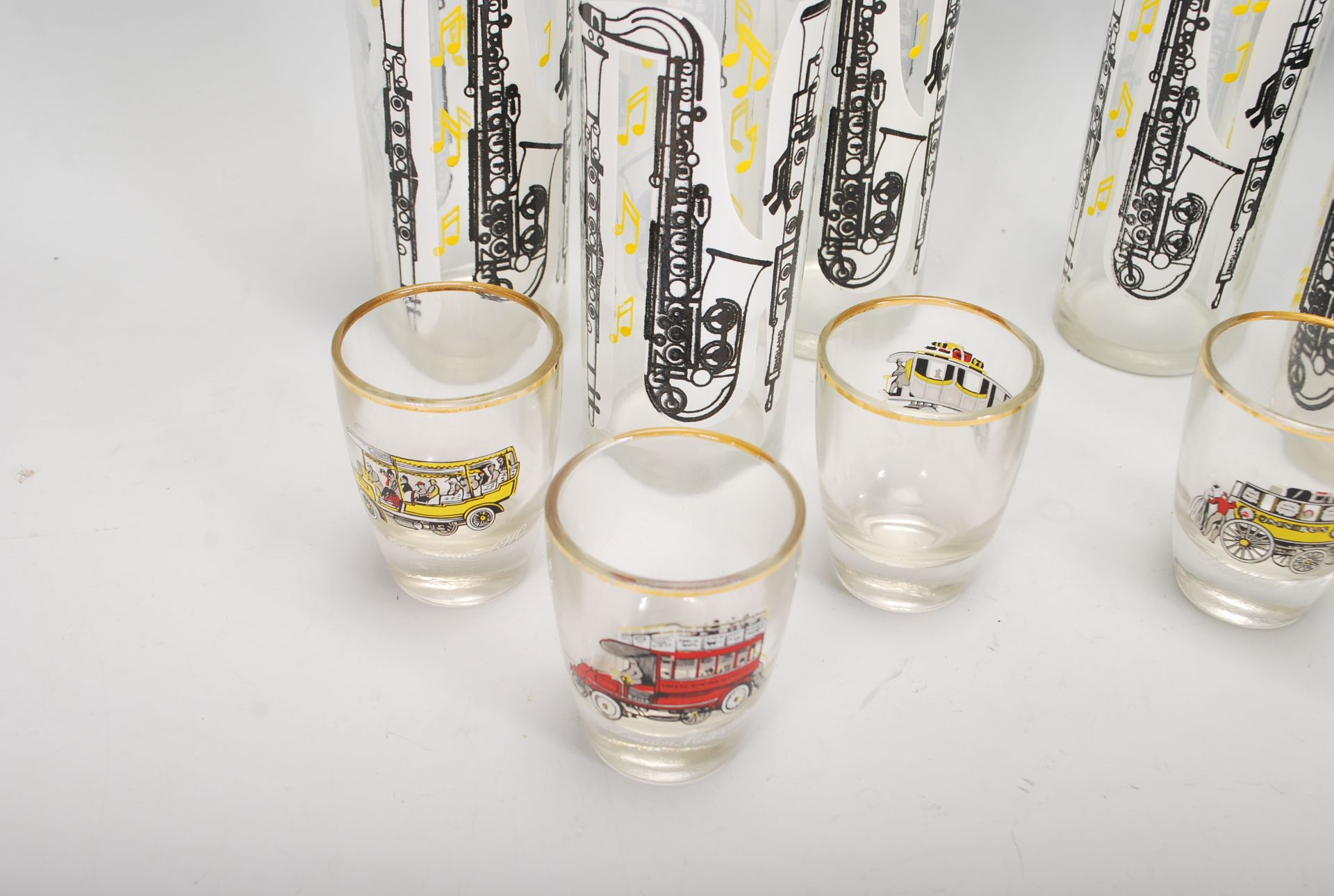 A set of six retro vintage 20th Century tall drinking glasses having applied Saxophone decoration - Bild 2 aus 6