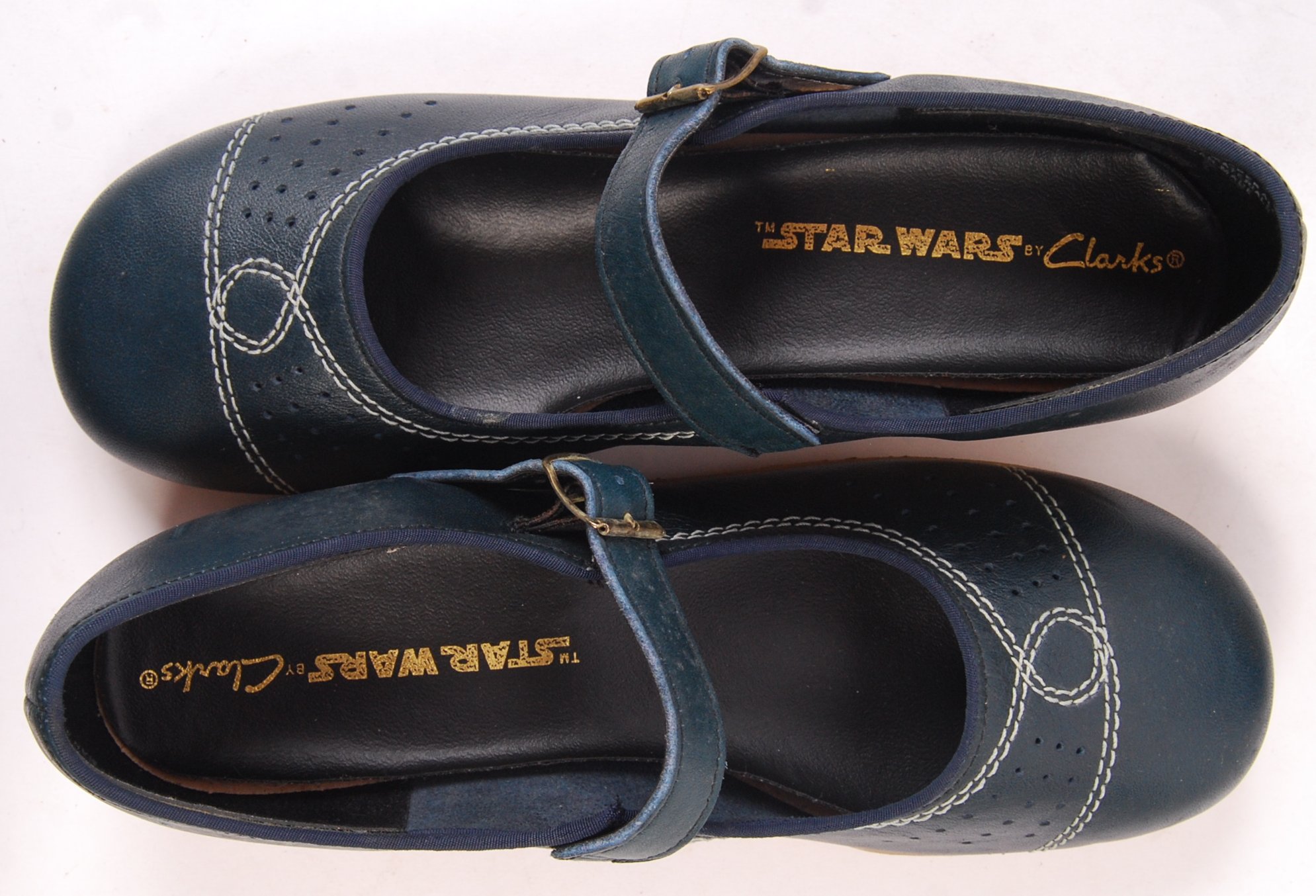 RARE PAIR OF VINTAGE UNUSED STAR WARS CLARKS SHOES - Image 2 of 4