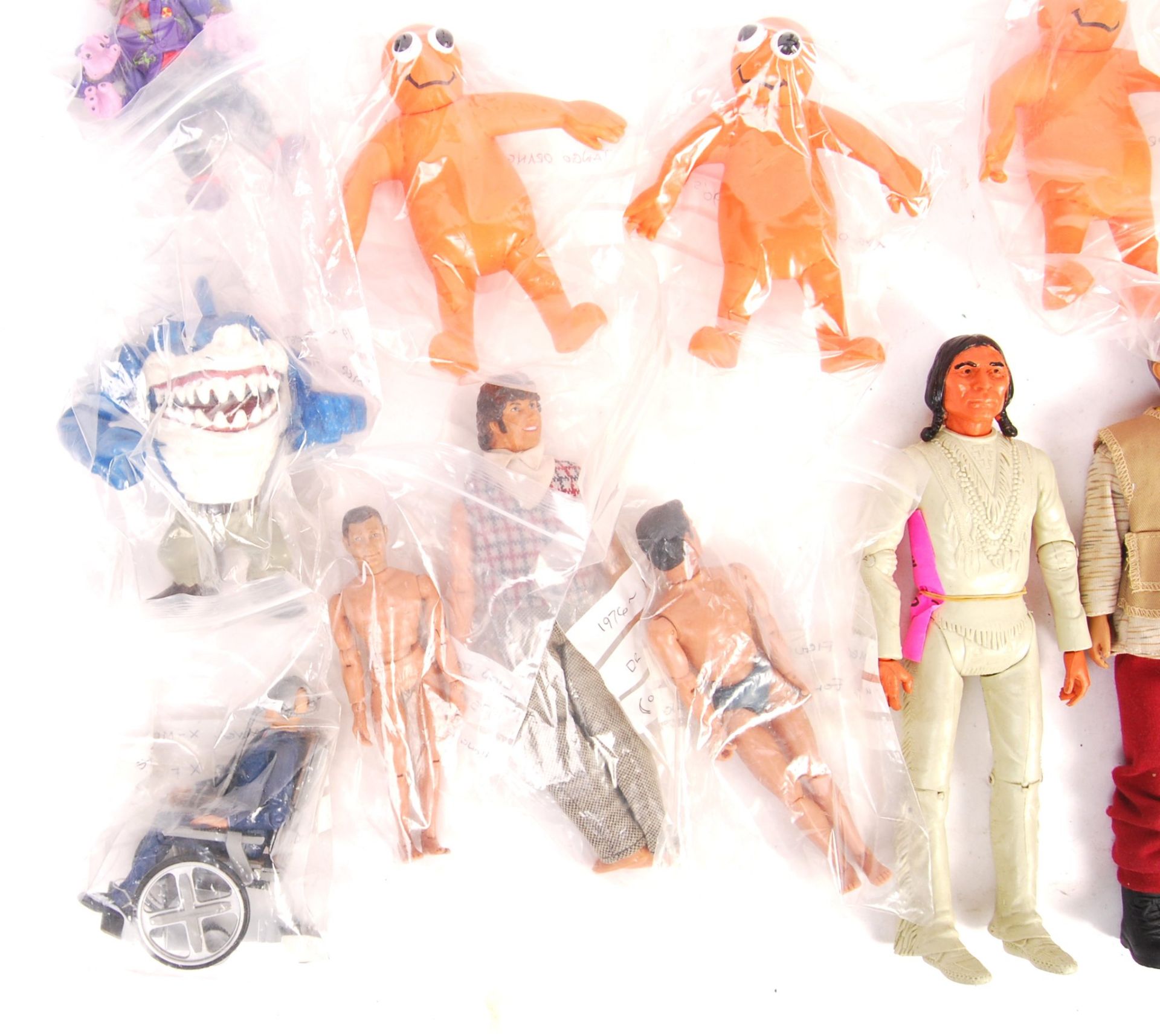 COLLECTION OF ASSORTED VINTAGE ACTION FIGURES - Image 4 of 4