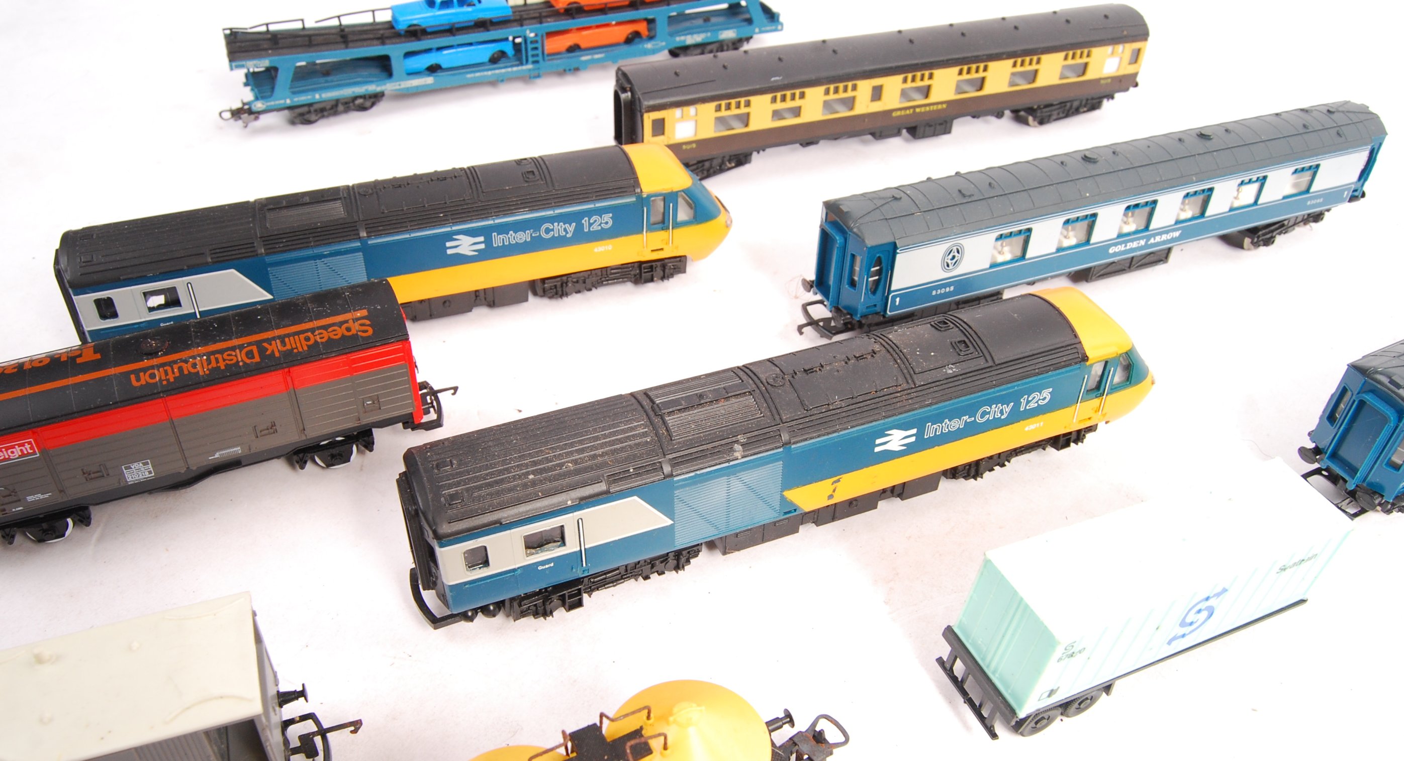 00 GAUGE MODEL RAILWAY TRAIN SET LOCOMOTIVES AND ROLLING STOCK - Image 3 of 4