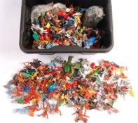 LARGE COLLECTION OF ASSORTED VINTAGE PLASTIC SOLDIERS / FIGURES