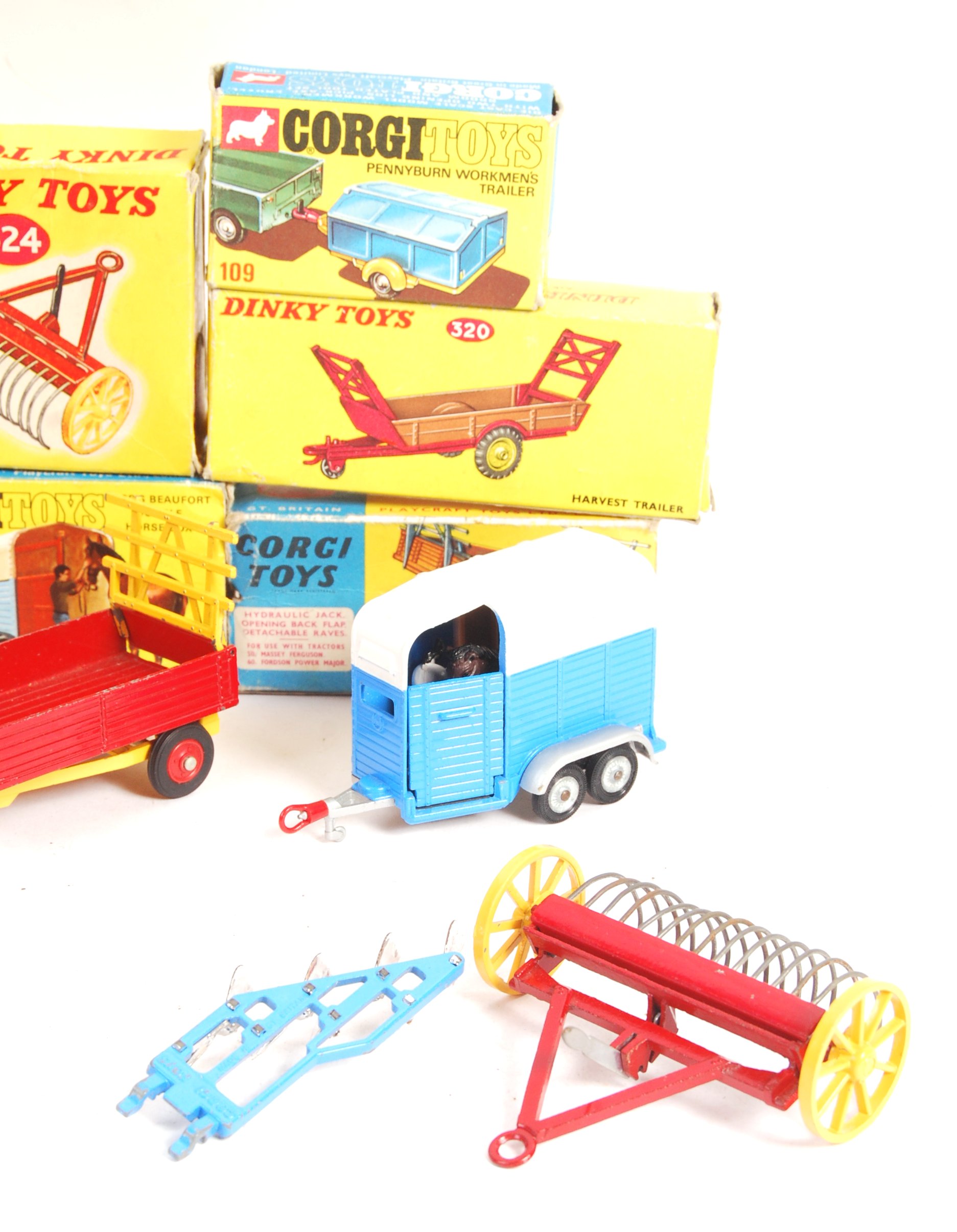 COLLECTION OF VINTAGE DINKY TOYS & CORGI TOYS DIECAST FARM MODELS - Image 4 of 5