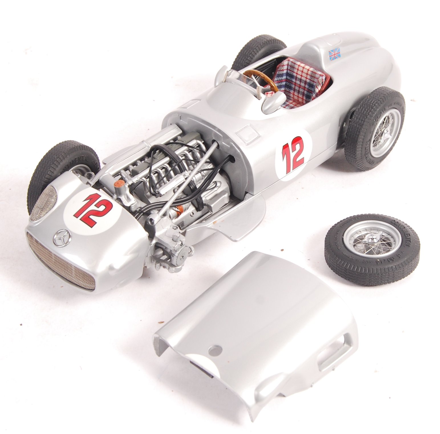 CMC 1/18 SCALE MERCEDES BENZ W196 #12 RACING CAR - Image 3 of 6