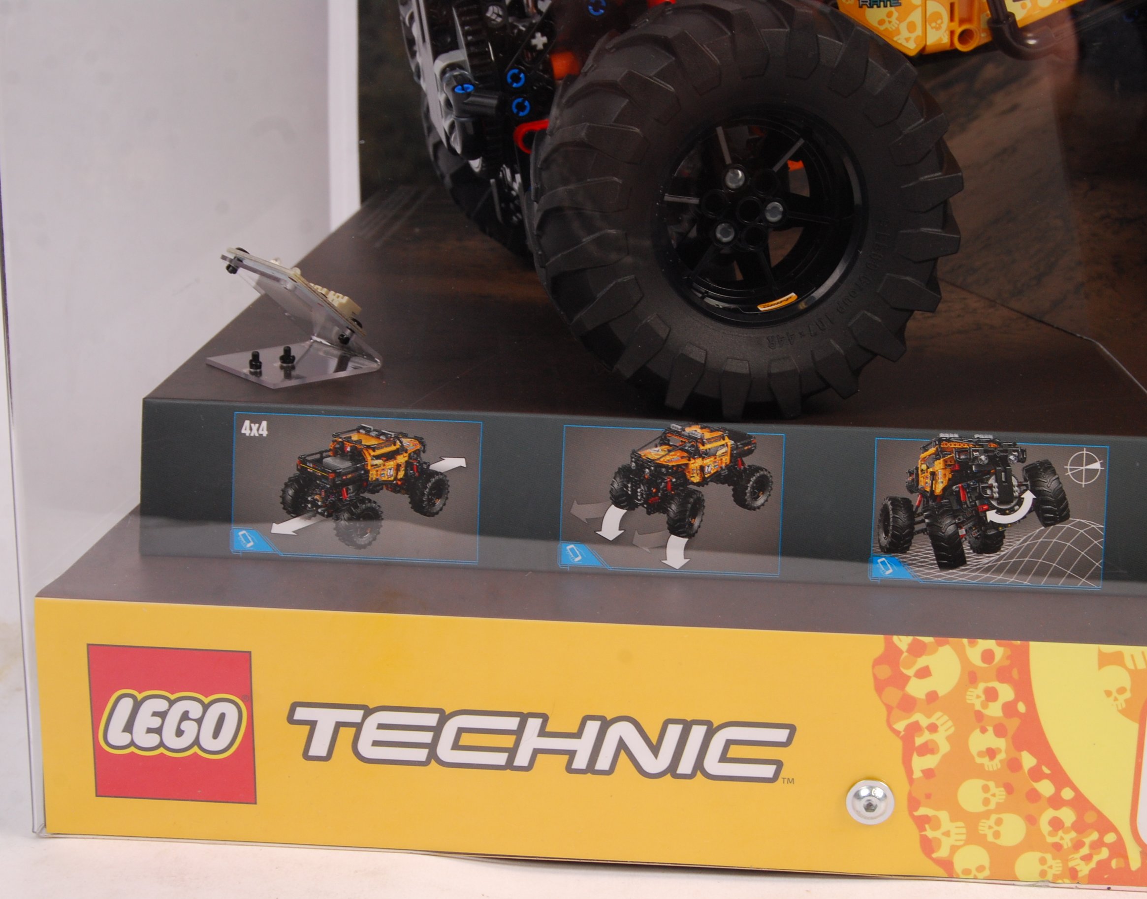 LEGO SHOP DISPLAY CABINET FOR TECHNIC SERIES - Image 3 of 4