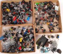 LARGE COLLECTION OF WARHAMMER 40K AND FANTASY FIGURES