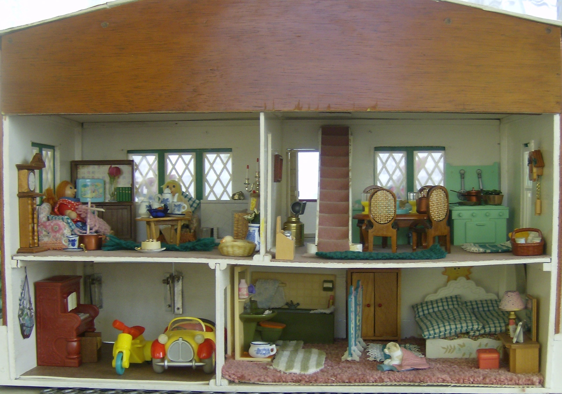 CHARMING 1960'S SWISS CHALET DOLLS HOUSE AND FURNITURE - Image 3 of 4