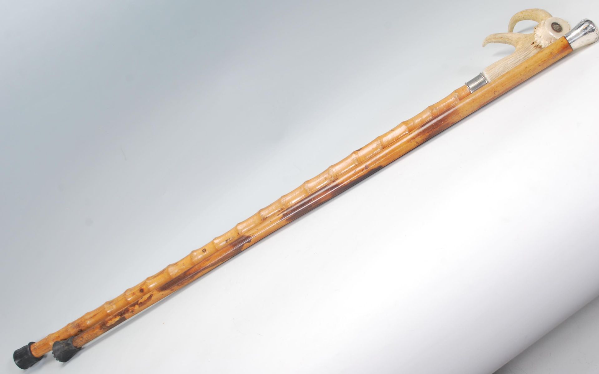 A pair of 20th century wooden walking sticks, having deer antler handle on a bamboo effect shaft - Bild 2 aus 7