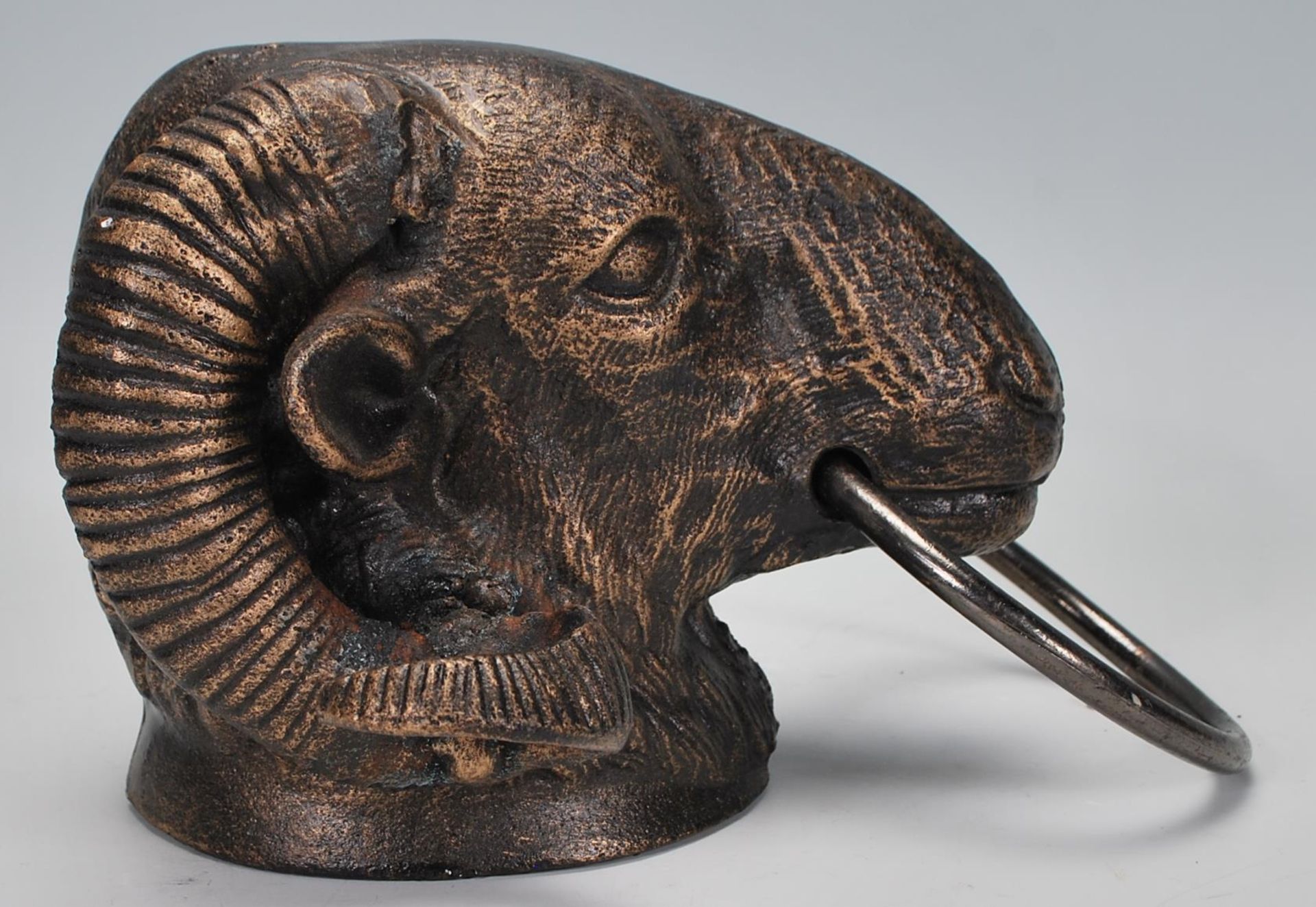 An antique style cast iron door knocker in the form of a Rams head. Measures 13 cm high x 21 cm - Bild 4 aus 7