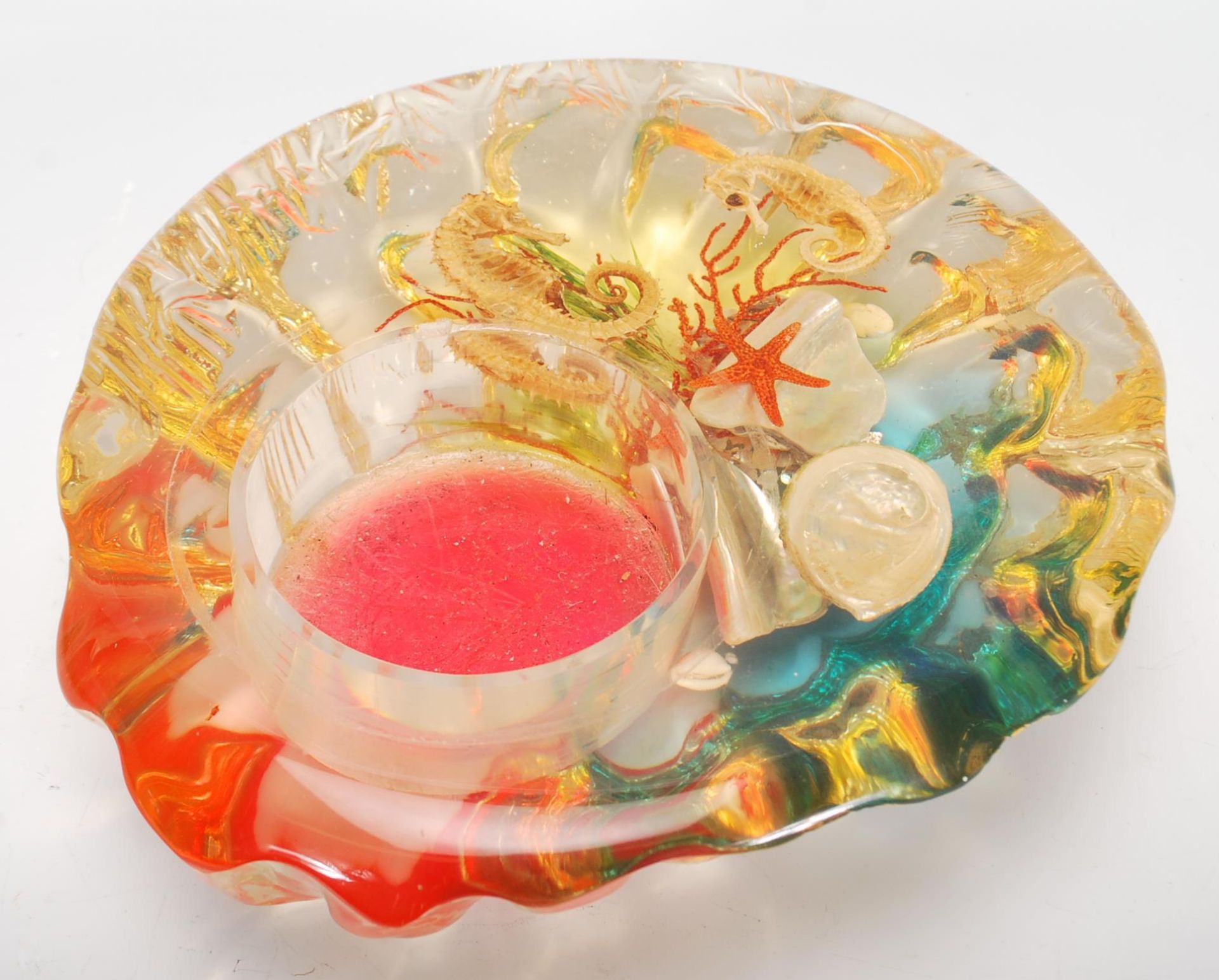 A pair of 1960's retro kitsch lucite large acrylic resin set marine / sea life paperweights with a - Bild 12 aus 12