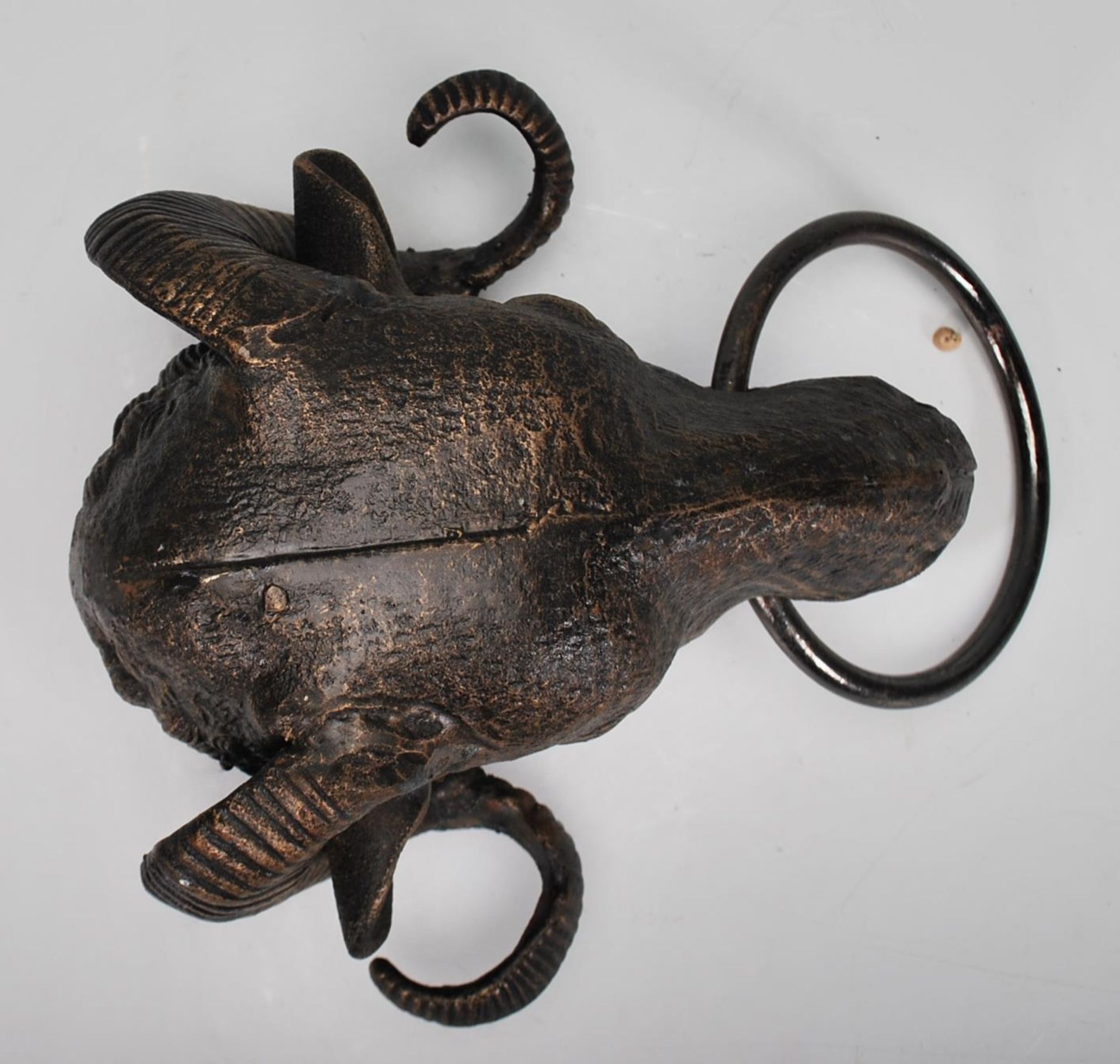 An antique style cast iron door knocker in the form of a Rams head. Measures 13 cm high x 21 cm - Bild 5 aus 7