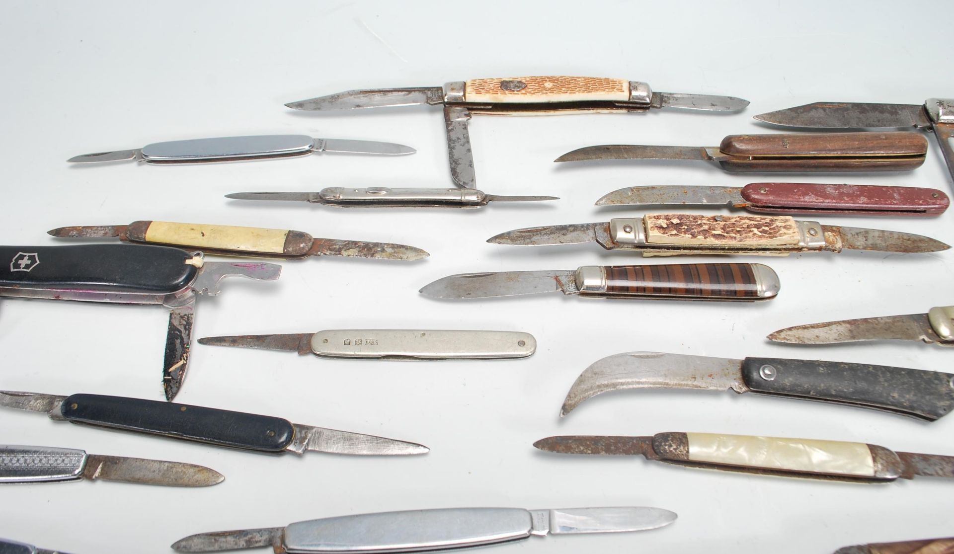 A collection of pocket knives of varying sizes and designs to include a Good Year advertising - Bild 2 aus 8