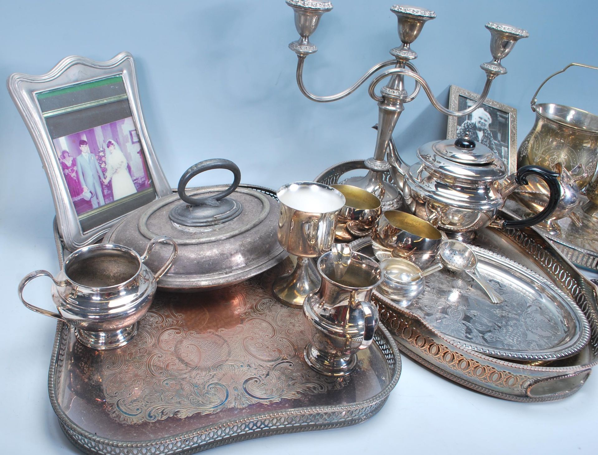 A selection of vintage silver plated items dating from the early 20th Century to include a three - Bild 4 aus 7