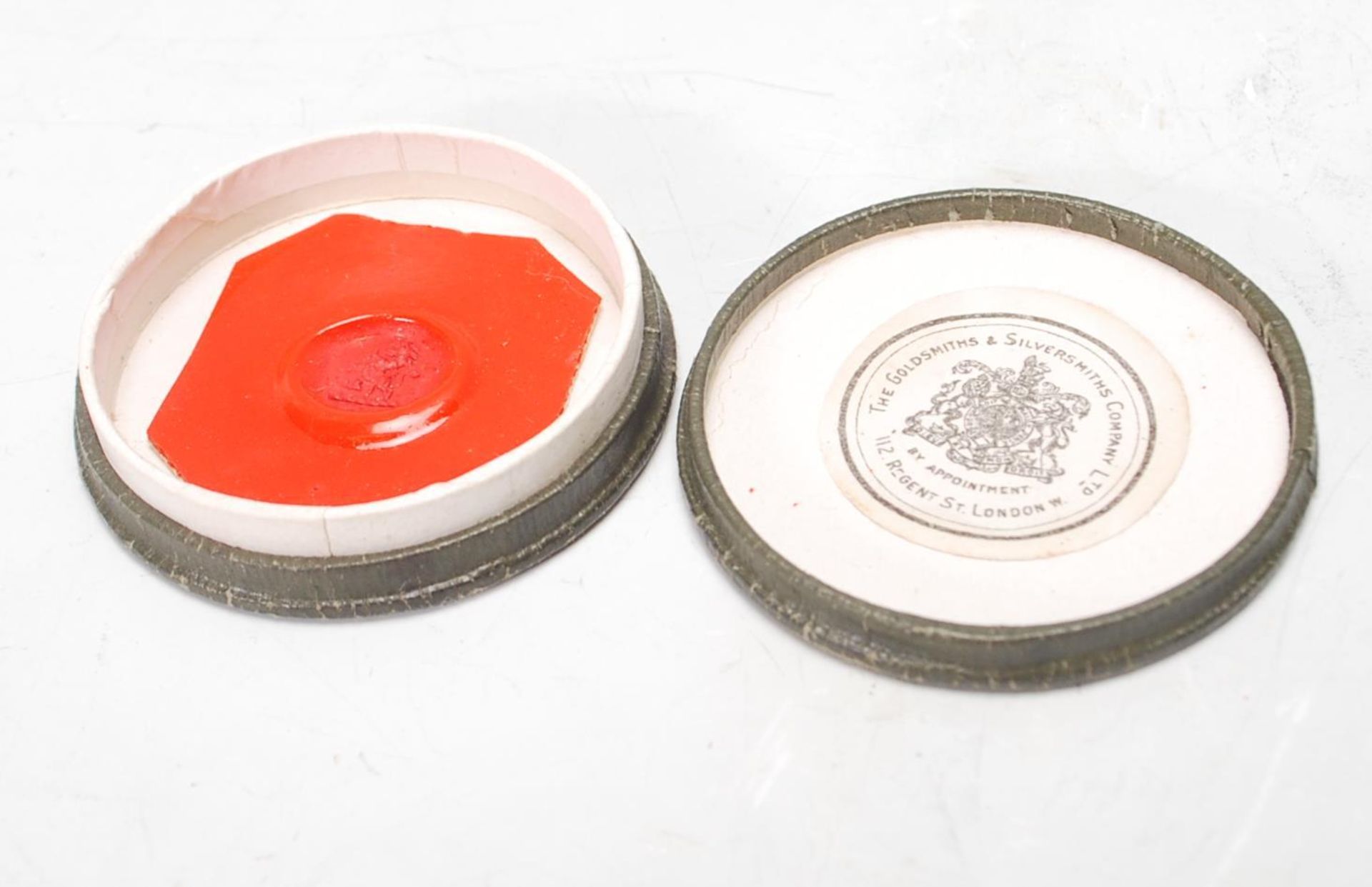 Two late 19th / early 20th Century wax demonstration seals, one crest depicting a stylised lion, the - Bild 3 aus 9