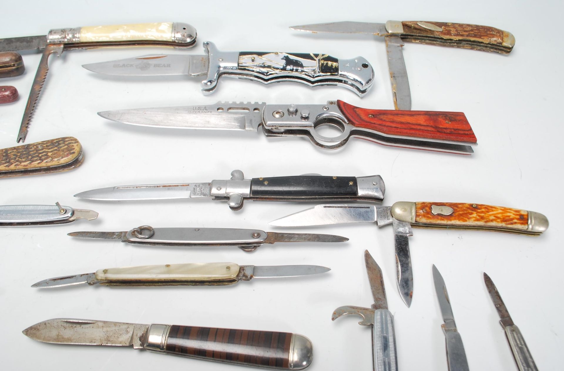 A collection of pocket knives of varying sizes and designs to include a Good Year advertising - Bild 7 aus 8