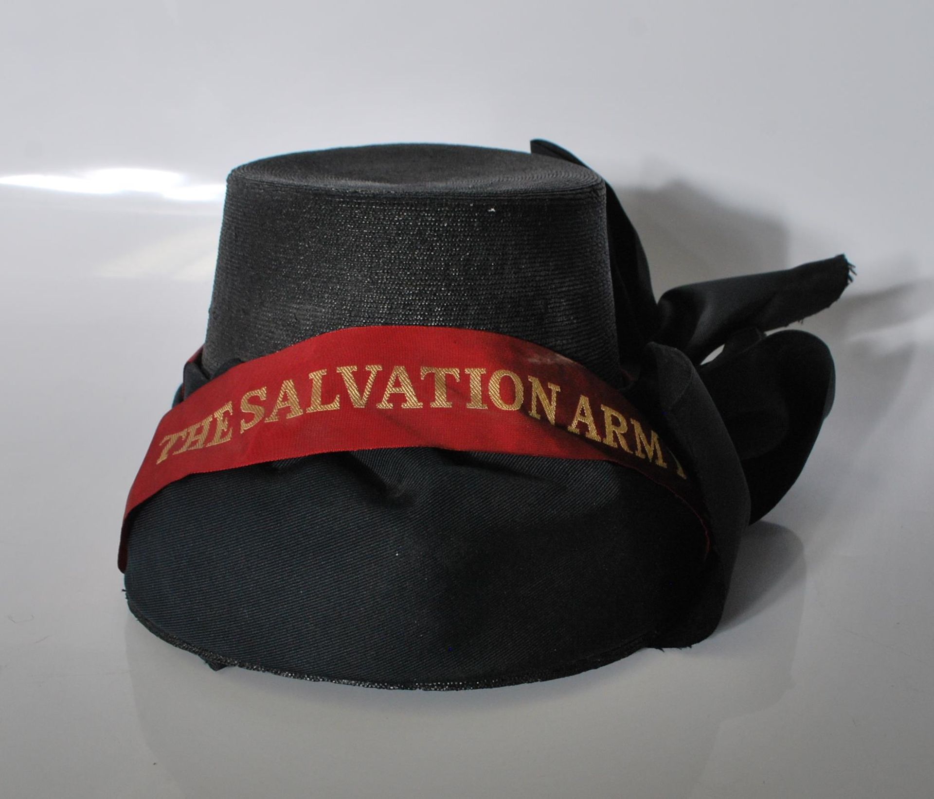 An early 20th Century Salvation Army bonnet finished in black having a red ribbon with gold - Bild 5 aus 11