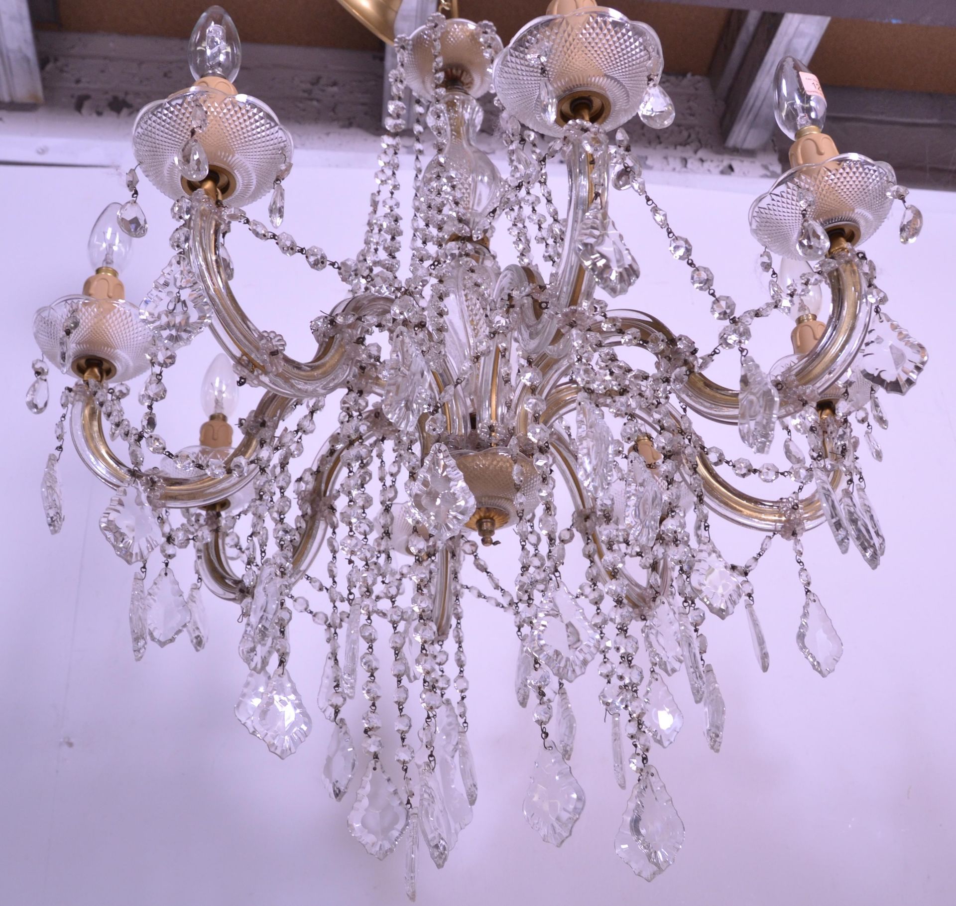 A good 20th century 8 arms cristal chandelier having faceted drops, gilded power cable and candle - Bild 5 aus 6