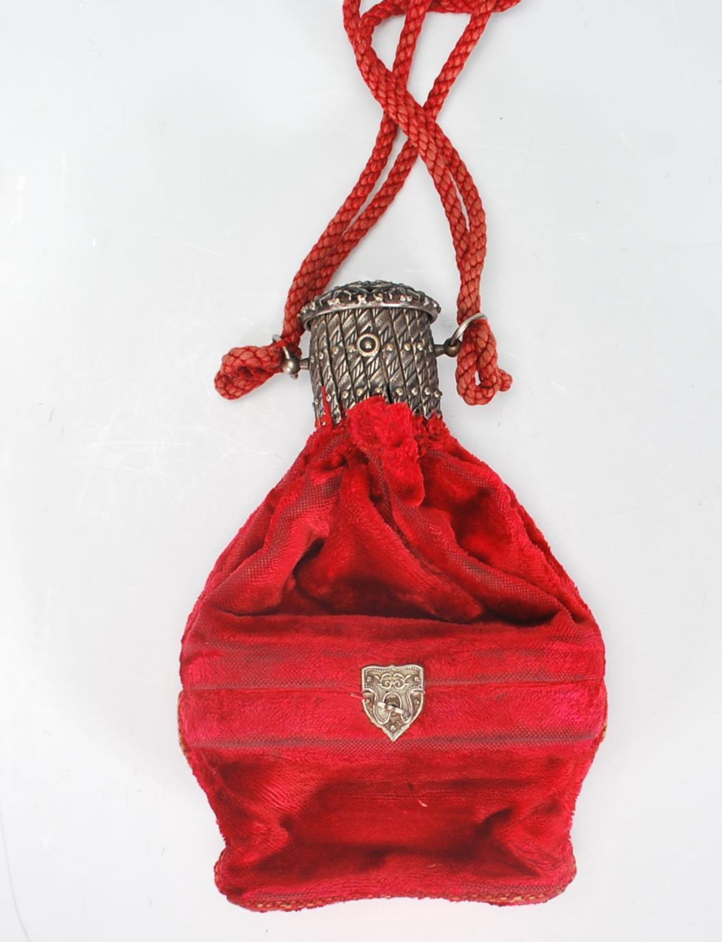 A 19th Century Victorian ladies red velvet evening / opera bag. The bottom half being a fitted space - Bild 2 aus 4