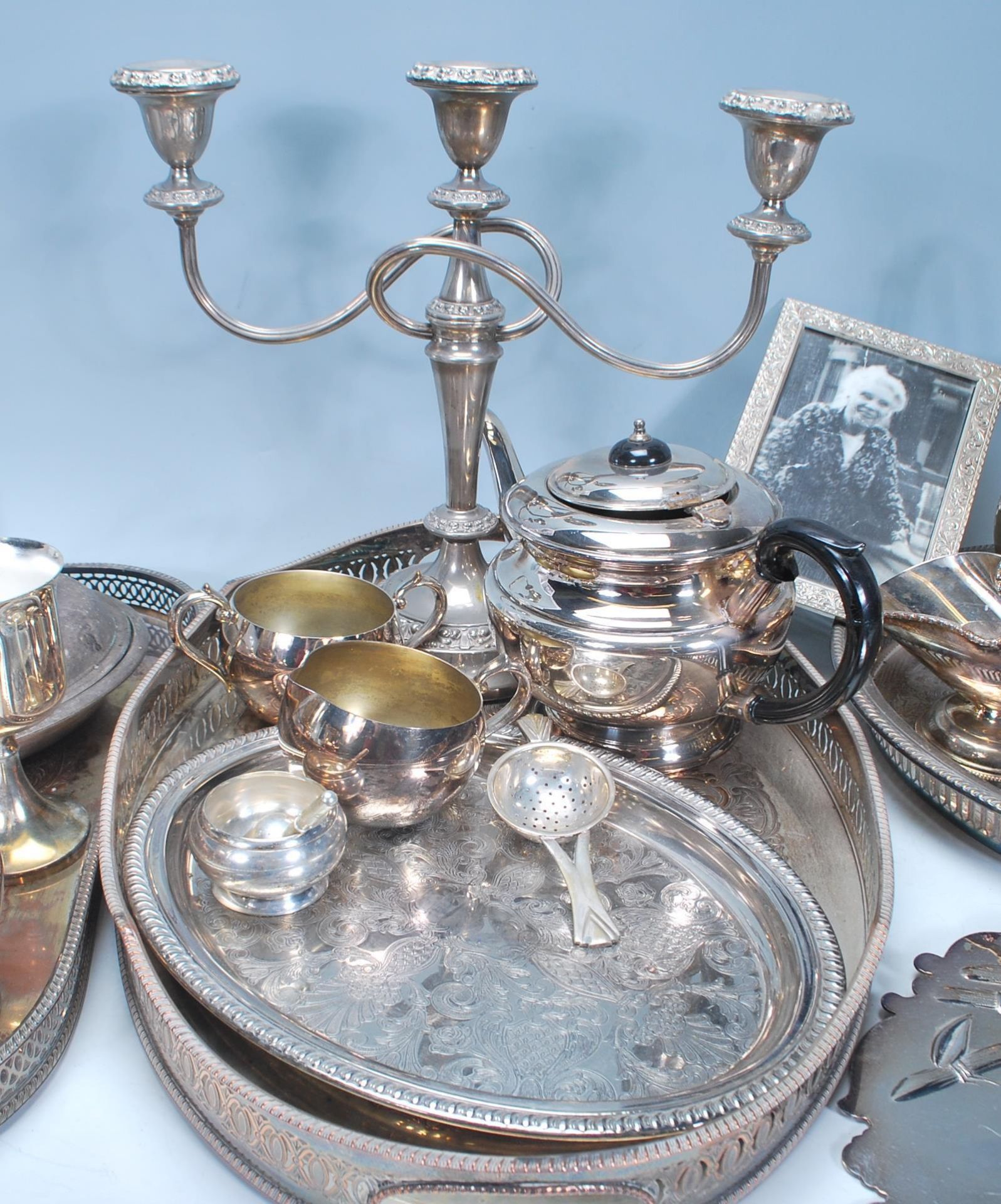 A selection of vintage silver plated items dating from the early 20th Century to include a three - Bild 5 aus 7