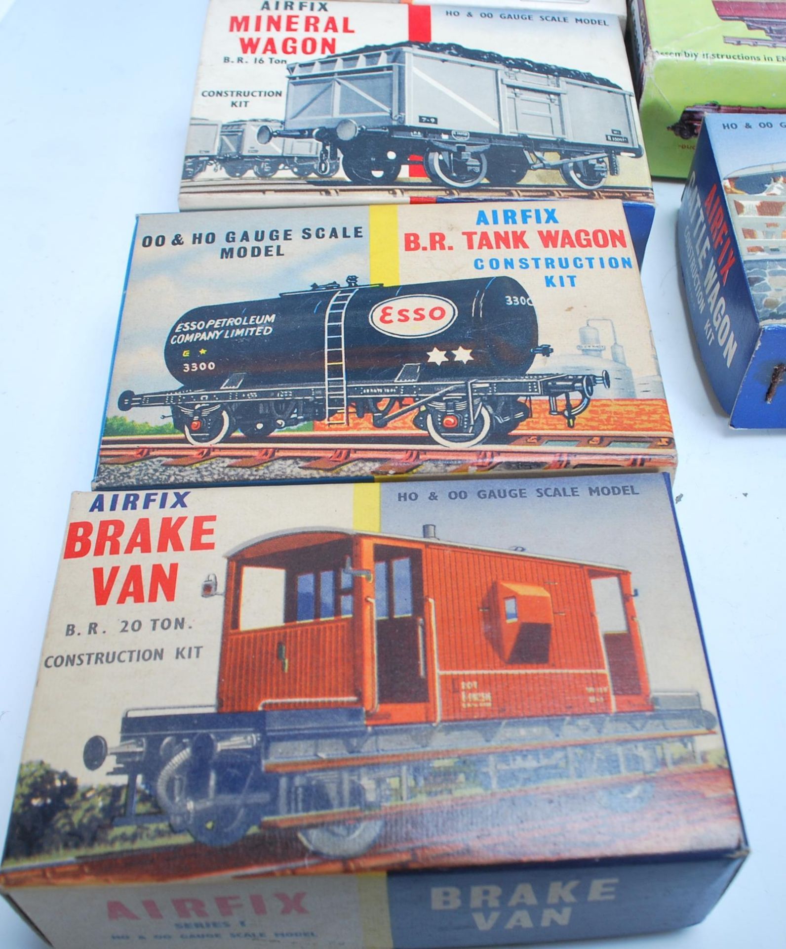 A collection of assorted vintage 00 gauge model railway locomotive train set rolling stock to - Bild 9 aus 12