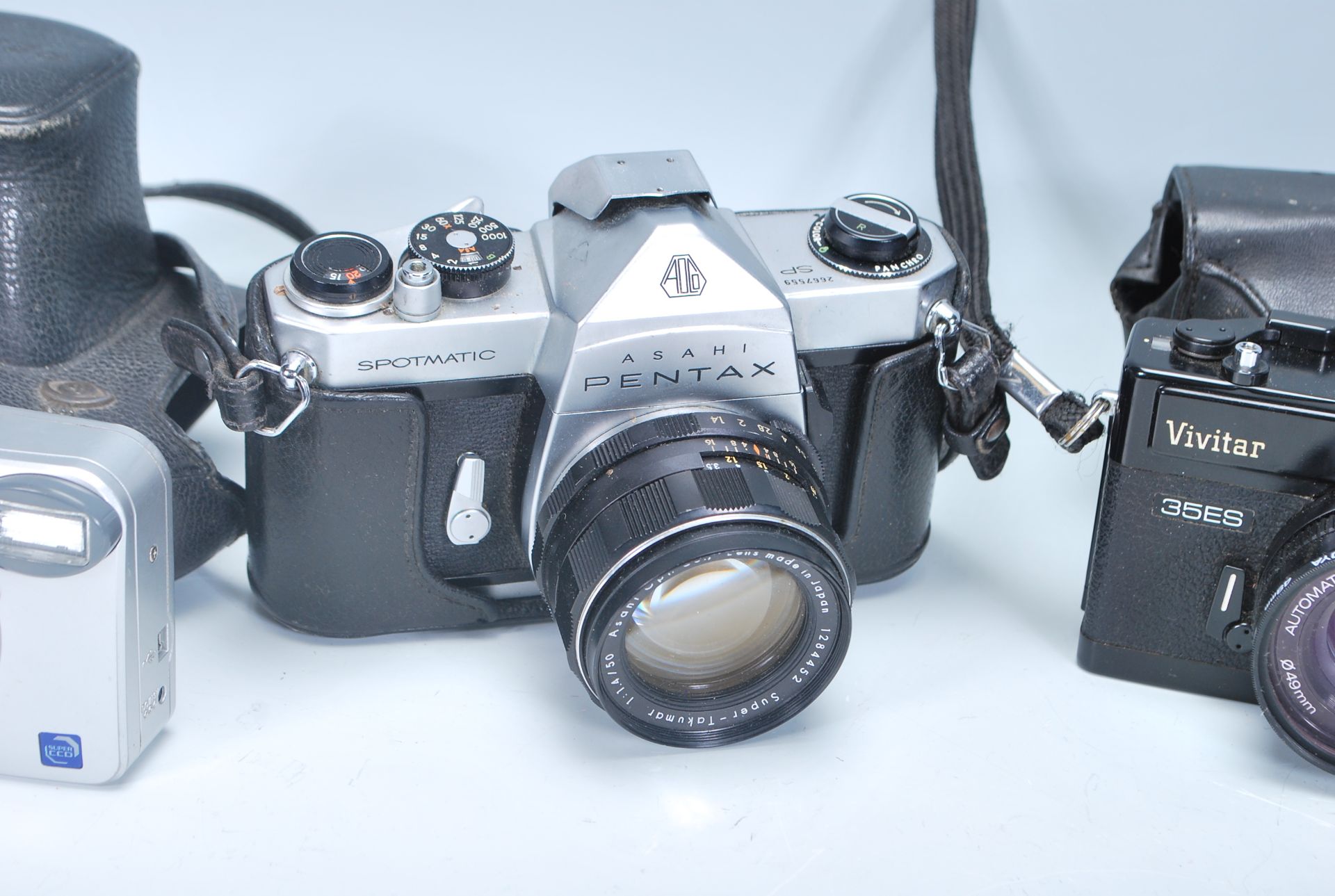 A collection of vintage and later cameras to include a Asahi Pentax Spotmatic 2667559 within - Bild 4 aus 5