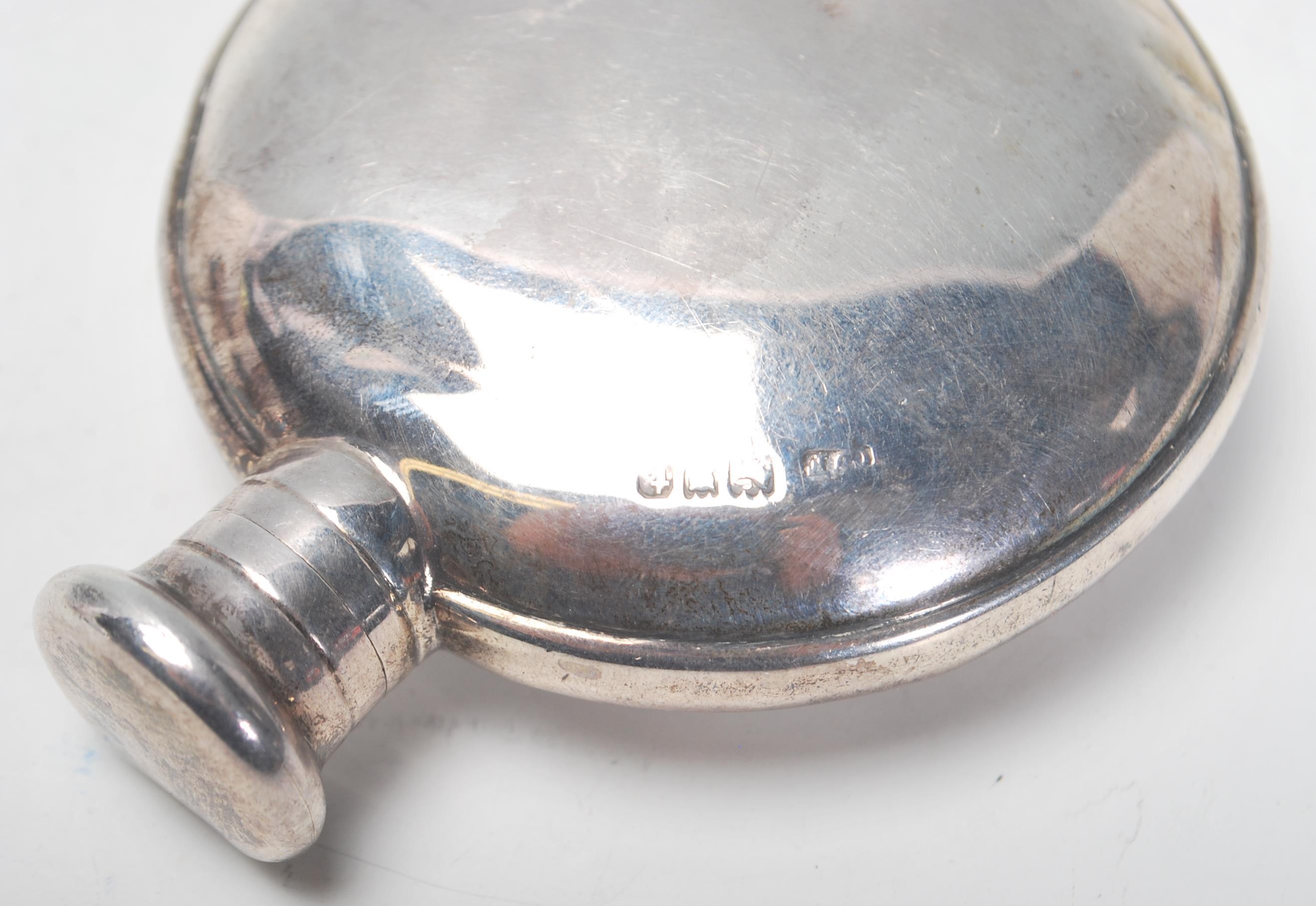 A good early 20th Century silver hallmarked moon flask / hip flask having a screw top. Hallmarked - Image 5 of 8