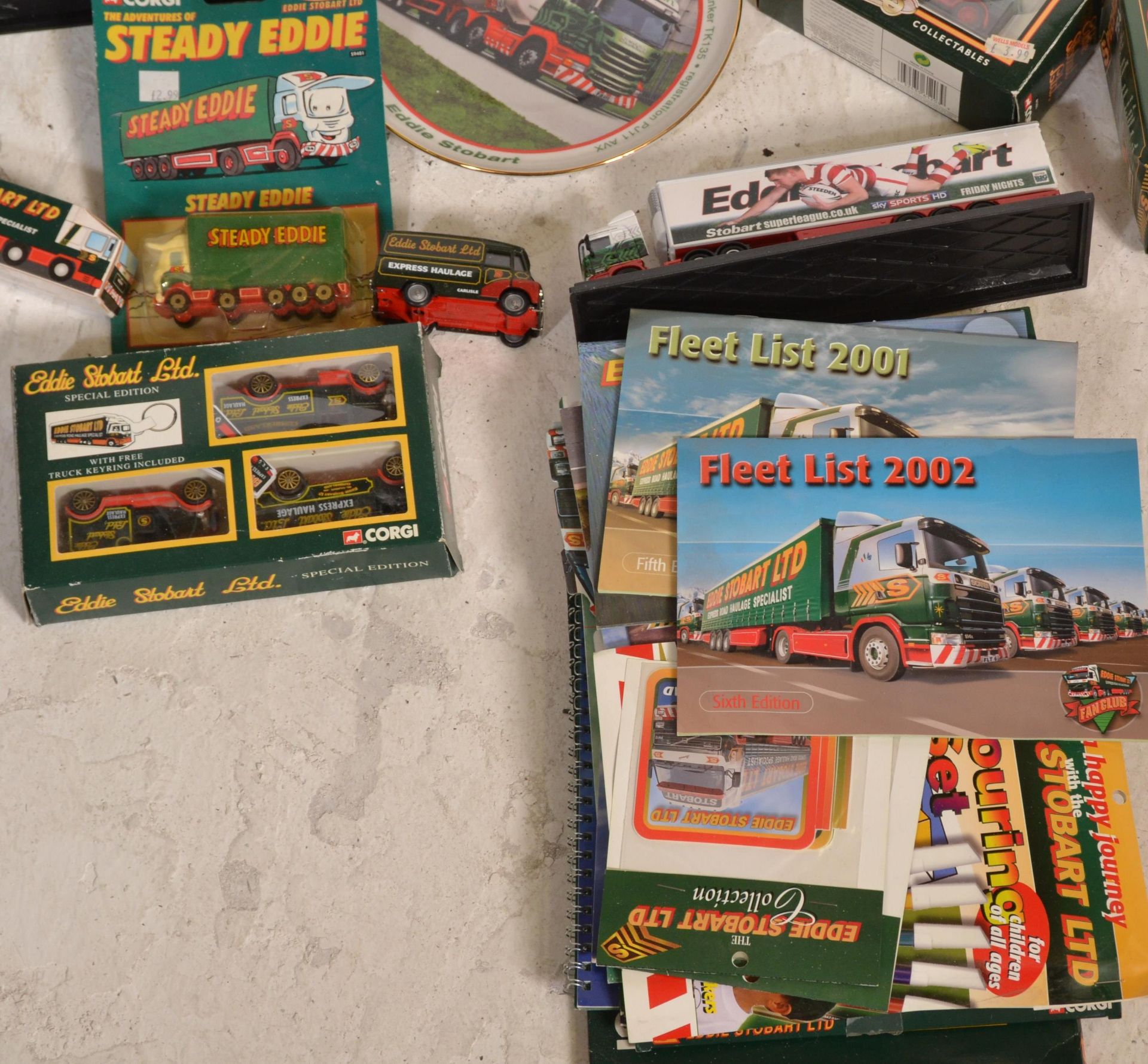 A collection of Eddie Stobart memorabilia and collectibles to include: a classic Express Haulage - Bild 6 aus 6