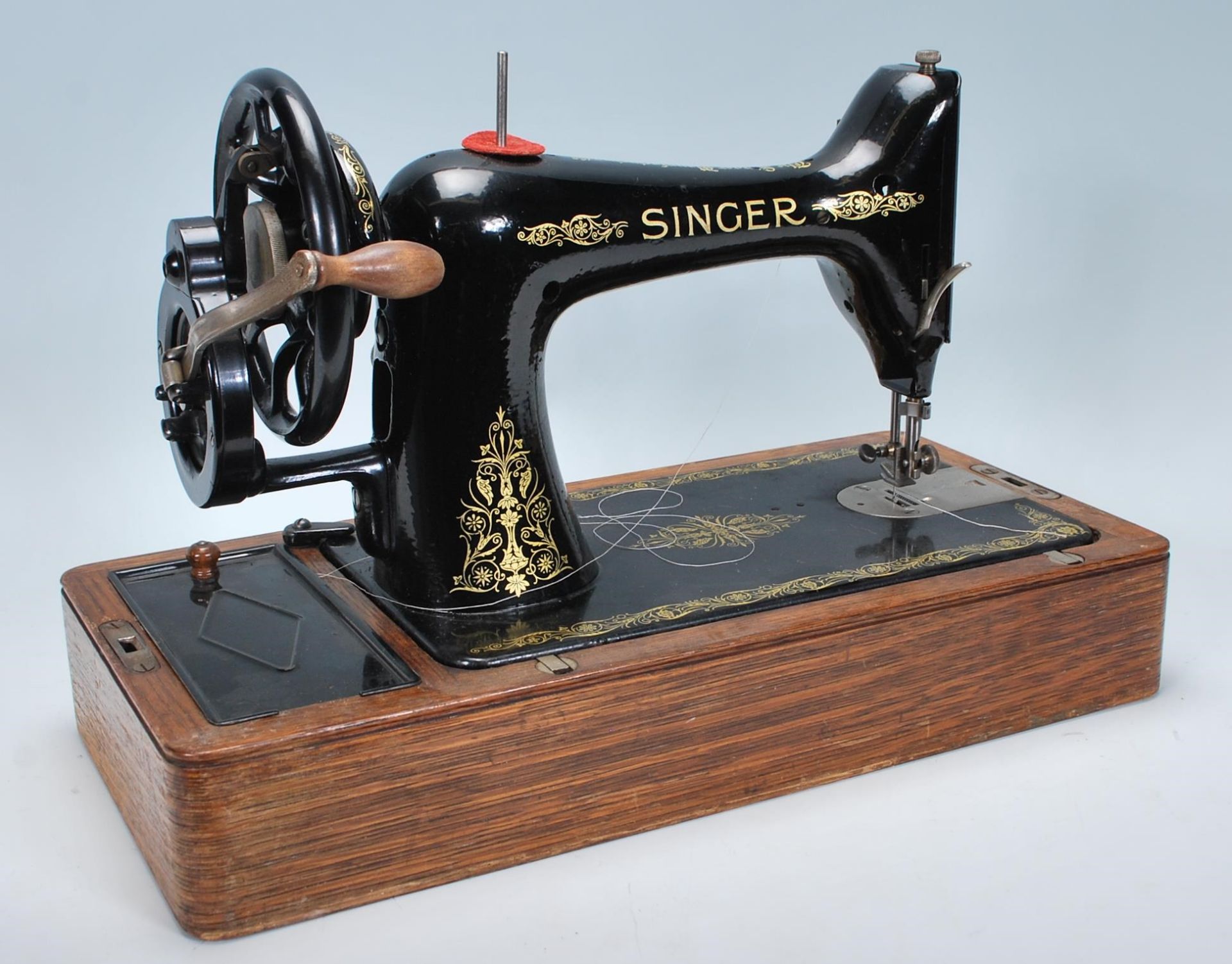 A vintage early 20th century Oak cased dome top Singer Sewing machine. Good dome carry case with the