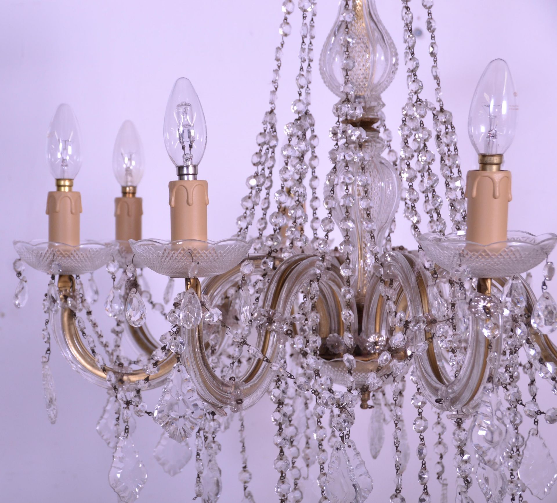 A good 20th century 8 arms cristal chandelier having faceted drops, gilded power cable and candle - Bild 2 aus 6