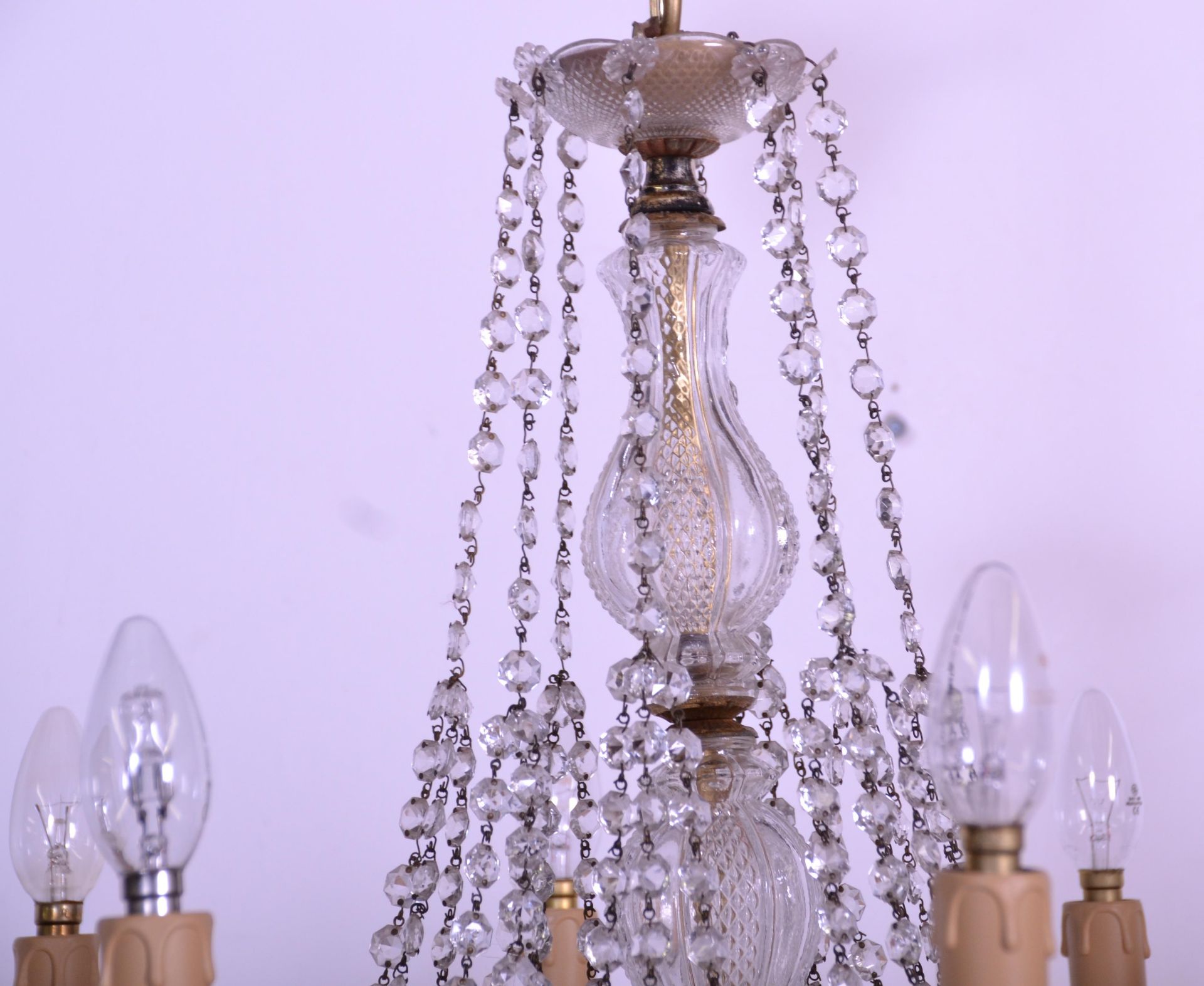 A good 20th century 8 arms cristal chandelier having faceted drops, gilded power cable and candle - Bild 3 aus 6