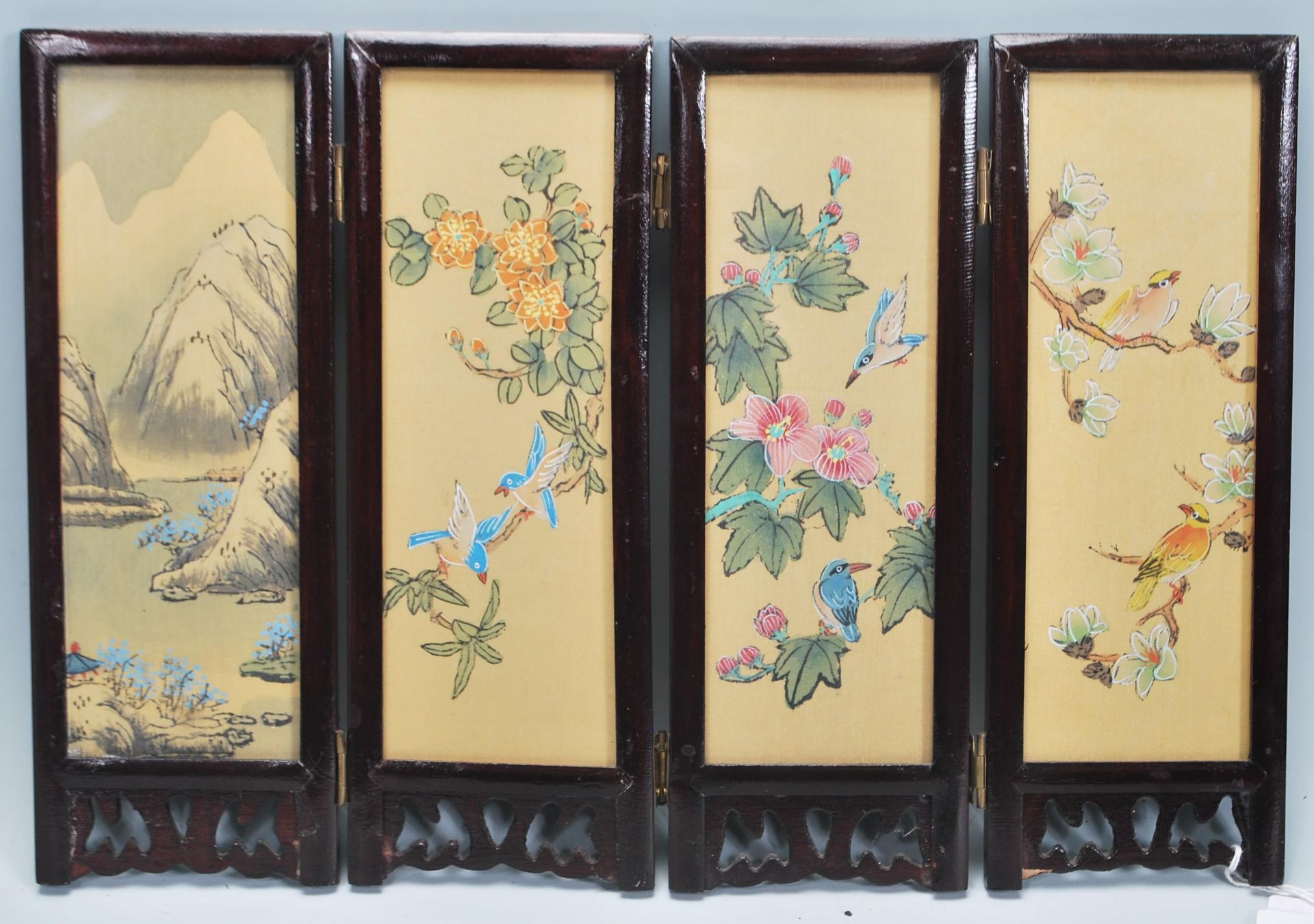 A 20th Century Chinese wooden table screen of small proportions having a dark wooden frame each - Bild 2 aus 3