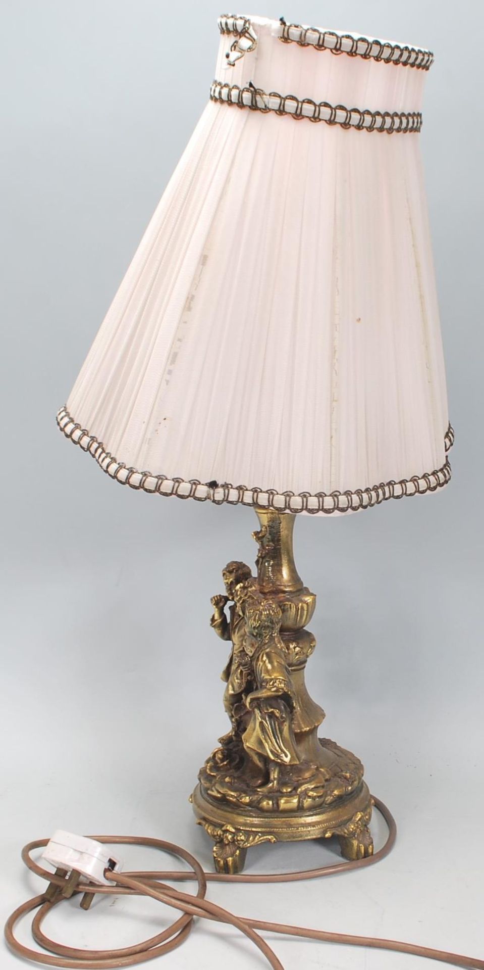 A vintage 20th Century gilt resin table lamp having moulded classical figures with floral moulded - Bild 5 aus 5