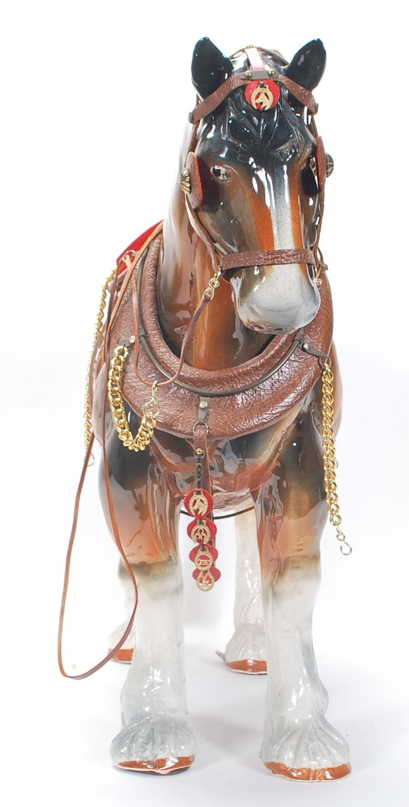 A large vintage 20th Century ceramic figure ornament of a shire horse in the manor of Beswick having - Image 6 of 6