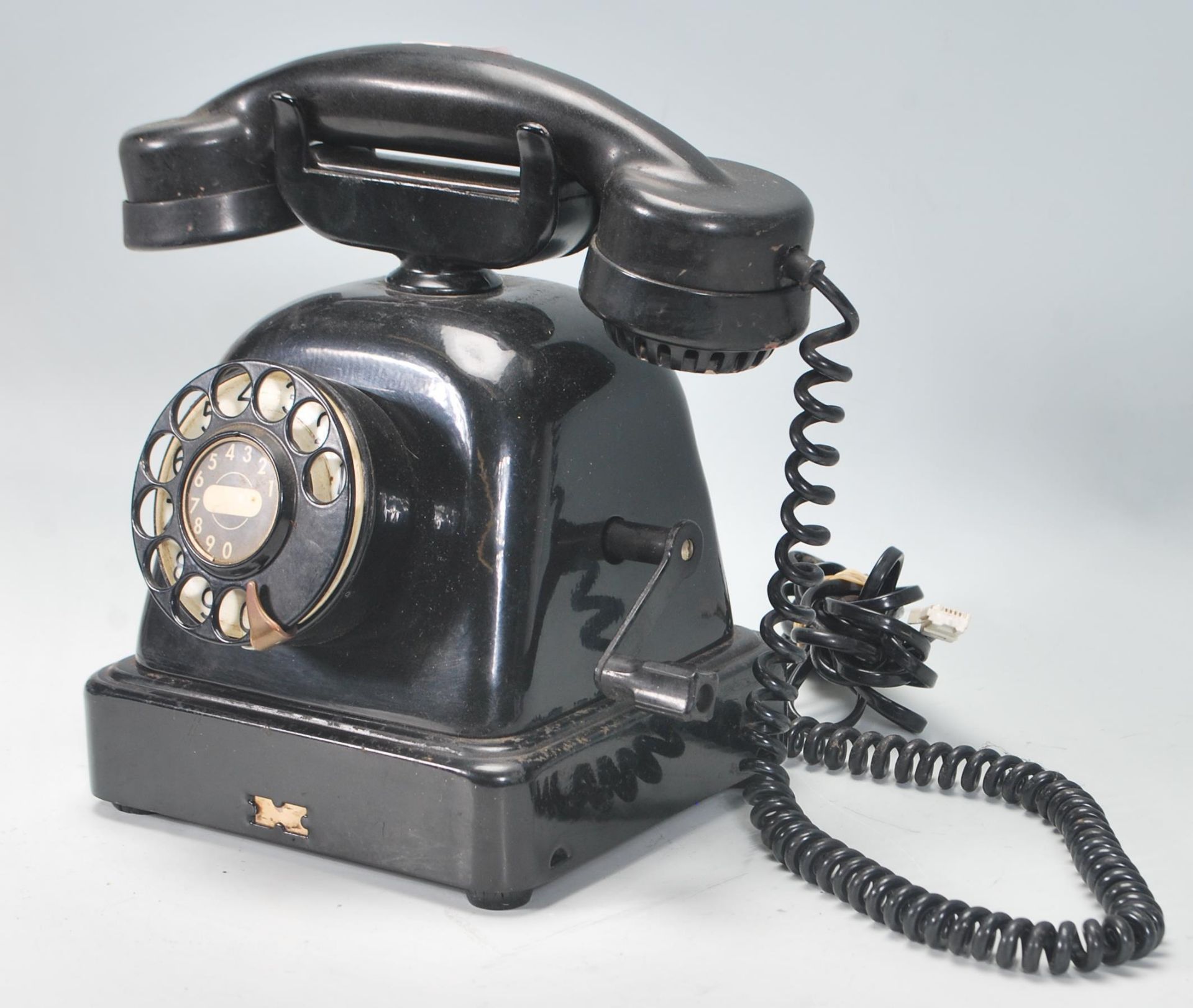 A vintage retro mid Century early plastic telephone having a domed body with rotating dial and - Bild 3 aus 5