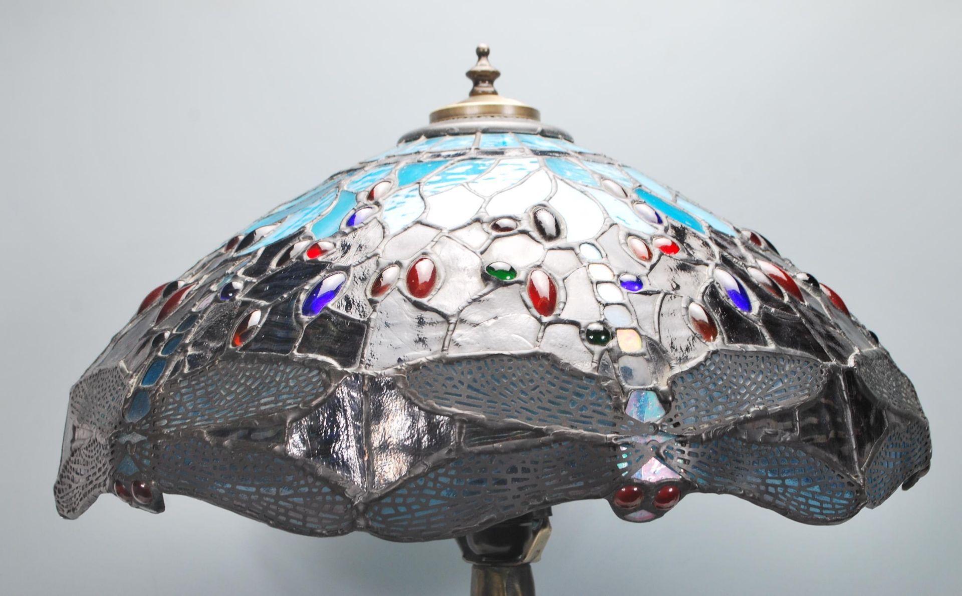 A Tiffany style table lamp having a leaded stained glass shade with blue glass panels and glass - Bild 7 aus 7