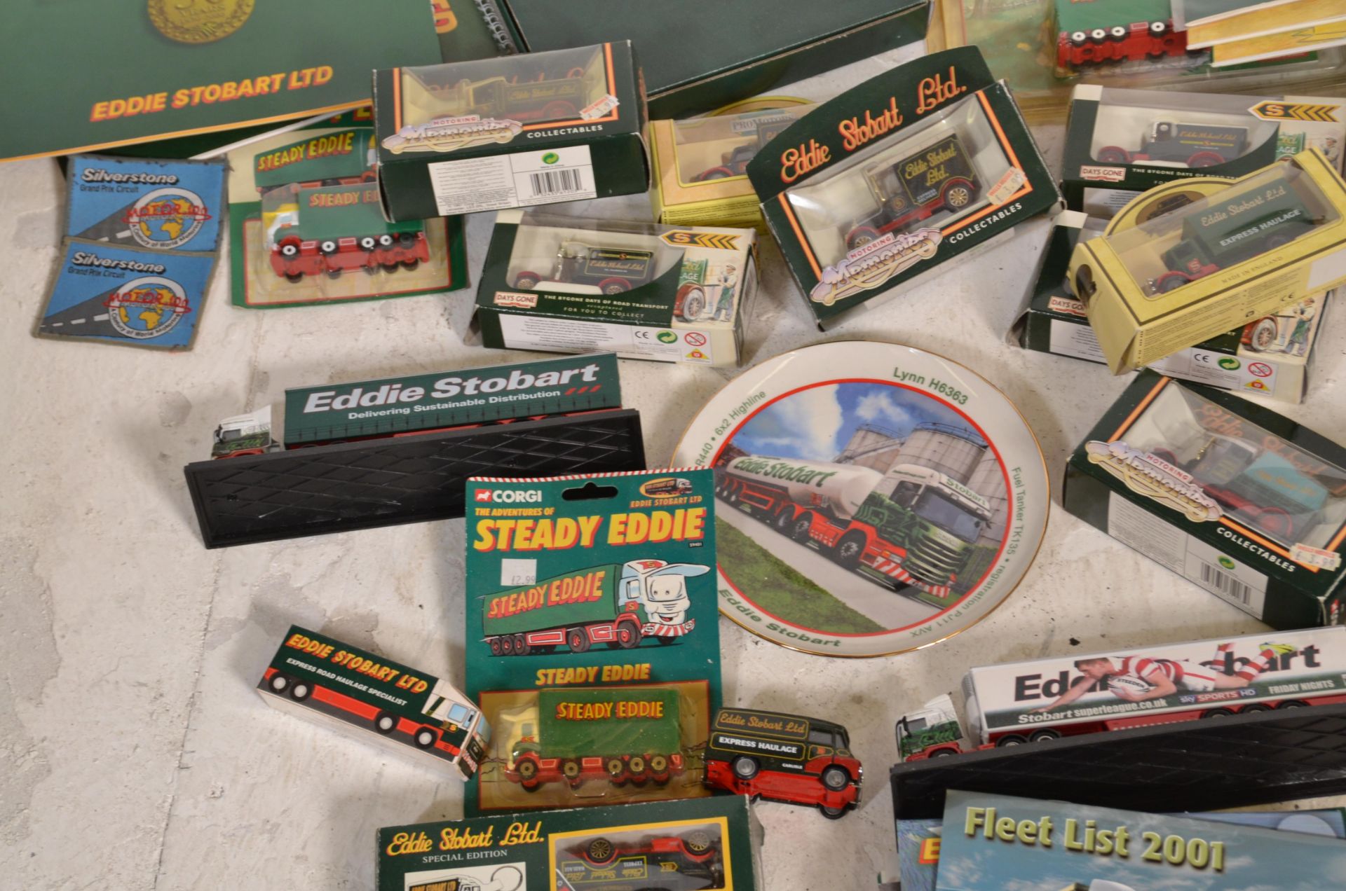 A collection of Eddie Stobart memorabilia and collectibles to include: a classic Express Haulage - Bild 4 aus 6